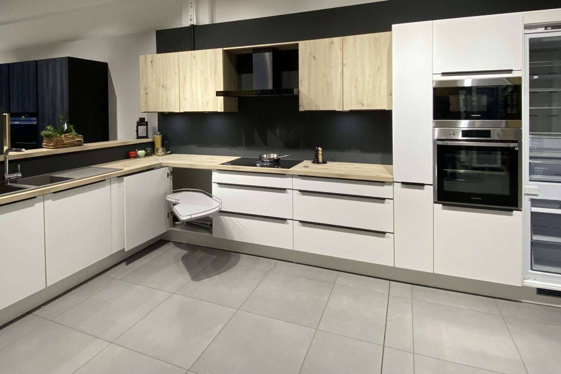 Grote L-keuken met antslip lades en carrouselkast
