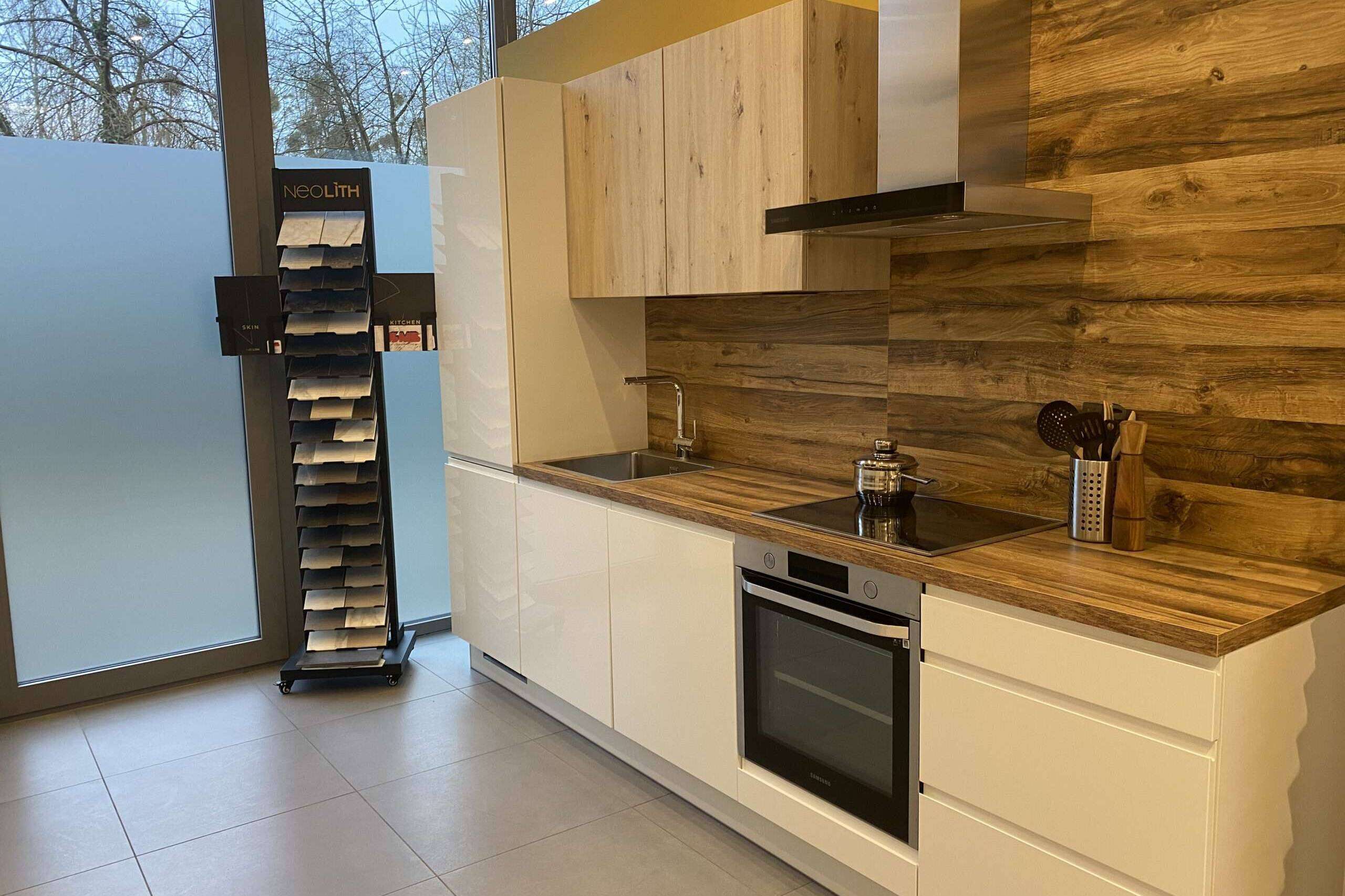 Witte keuken met houten werkblad