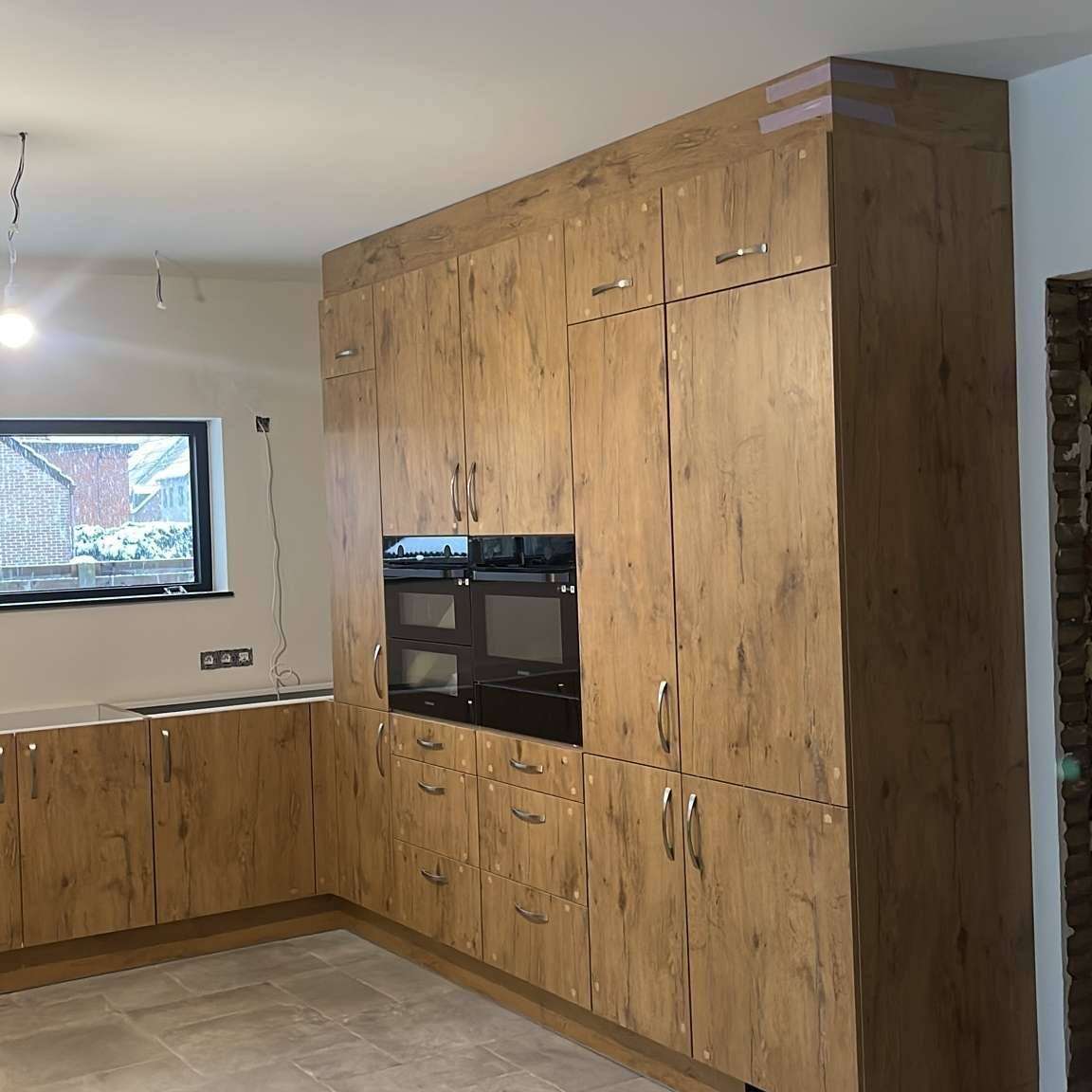 Houten kolomkast met apparatuur