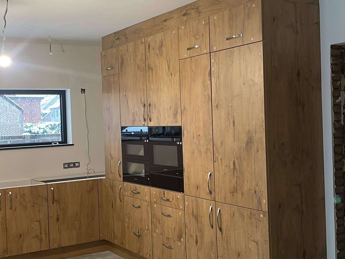 Houten kolomkast met apparatuur