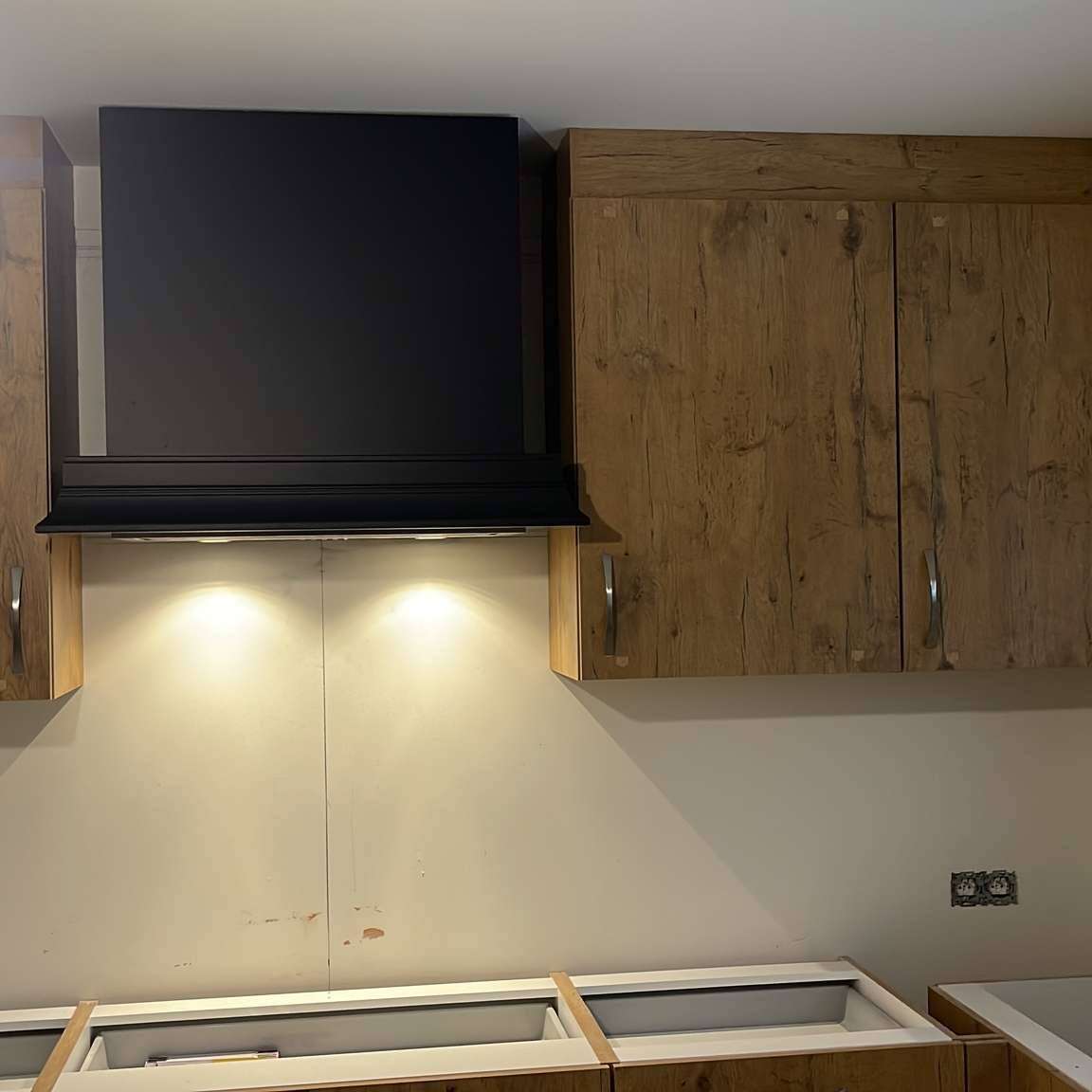 Houten keuken met zilveren handvatten