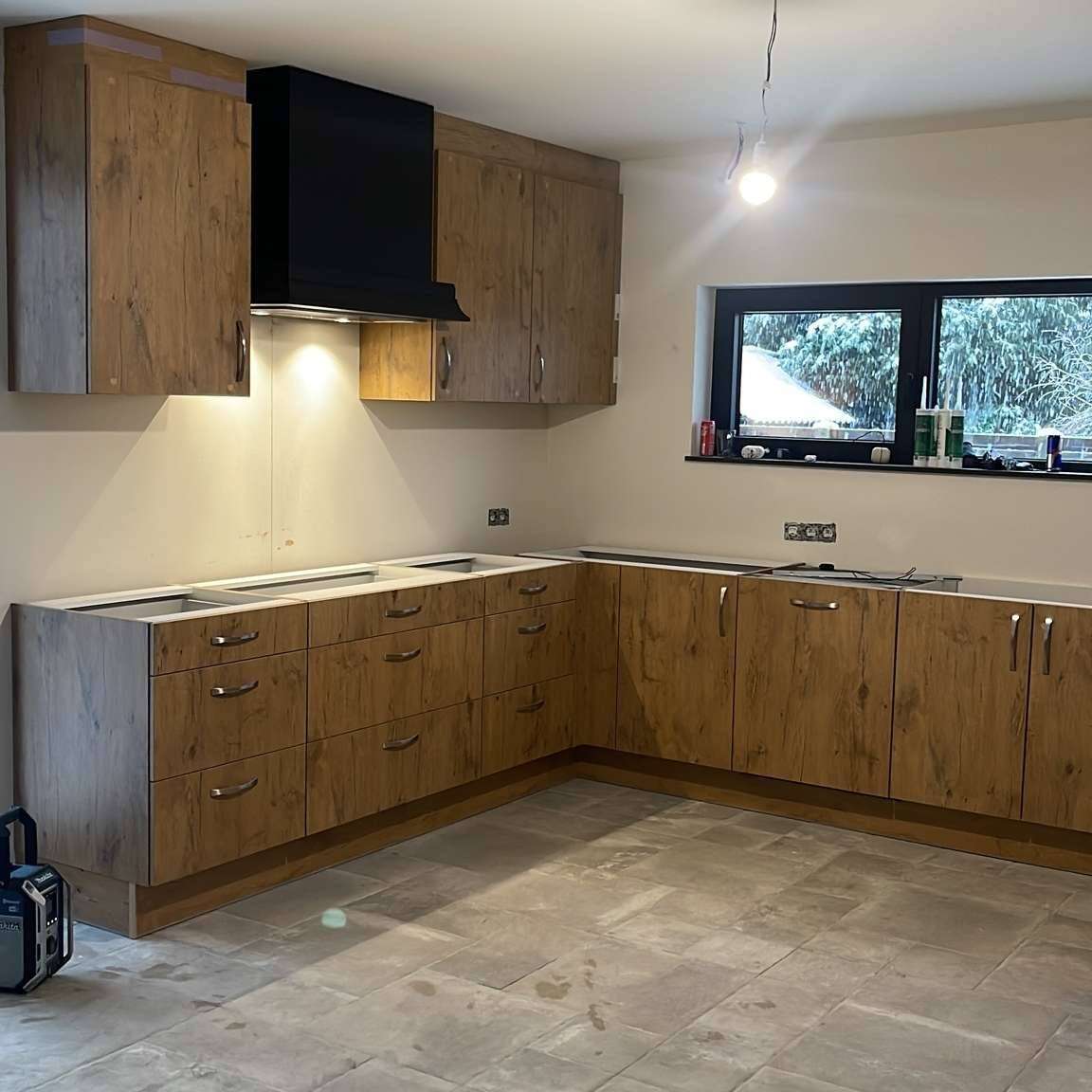 Houten keuken met zilveren handvatten