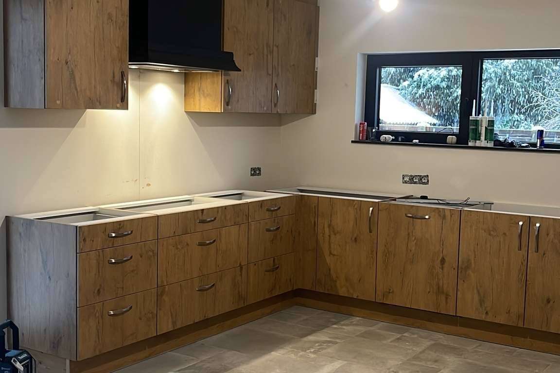 Houten keuken met zilveren handvatten