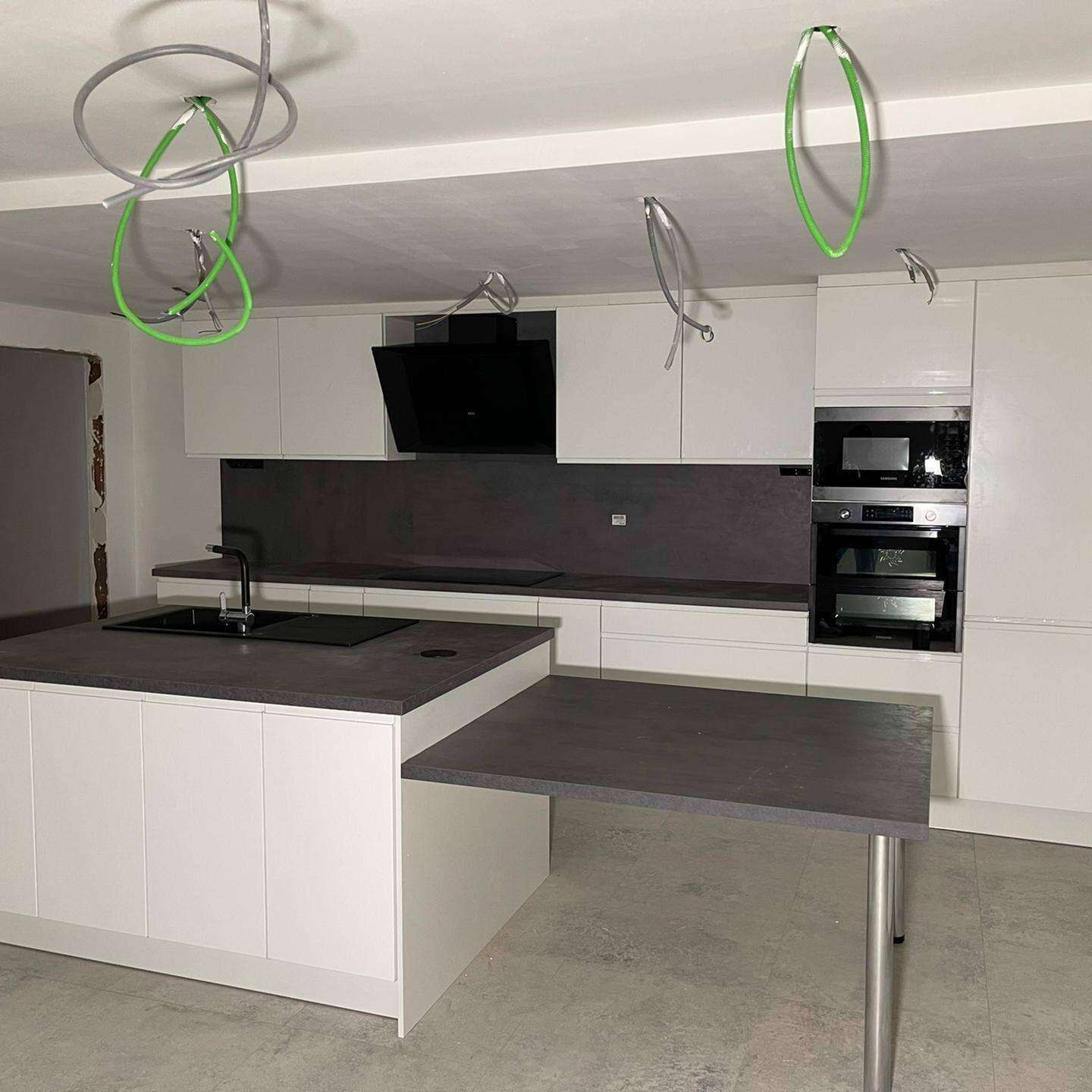 Keuken met eiland en kolomkasten