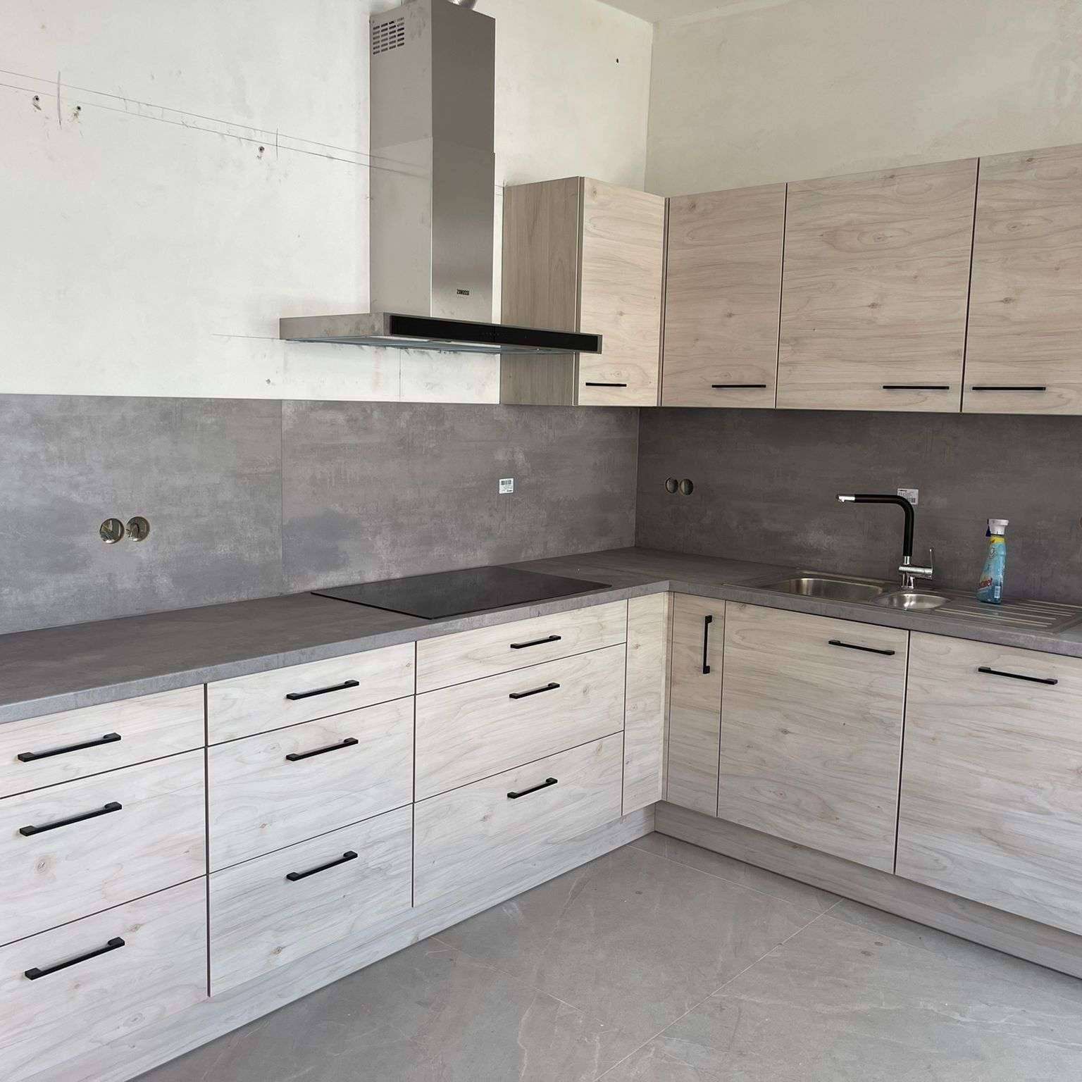 Houten keuken met veel lades