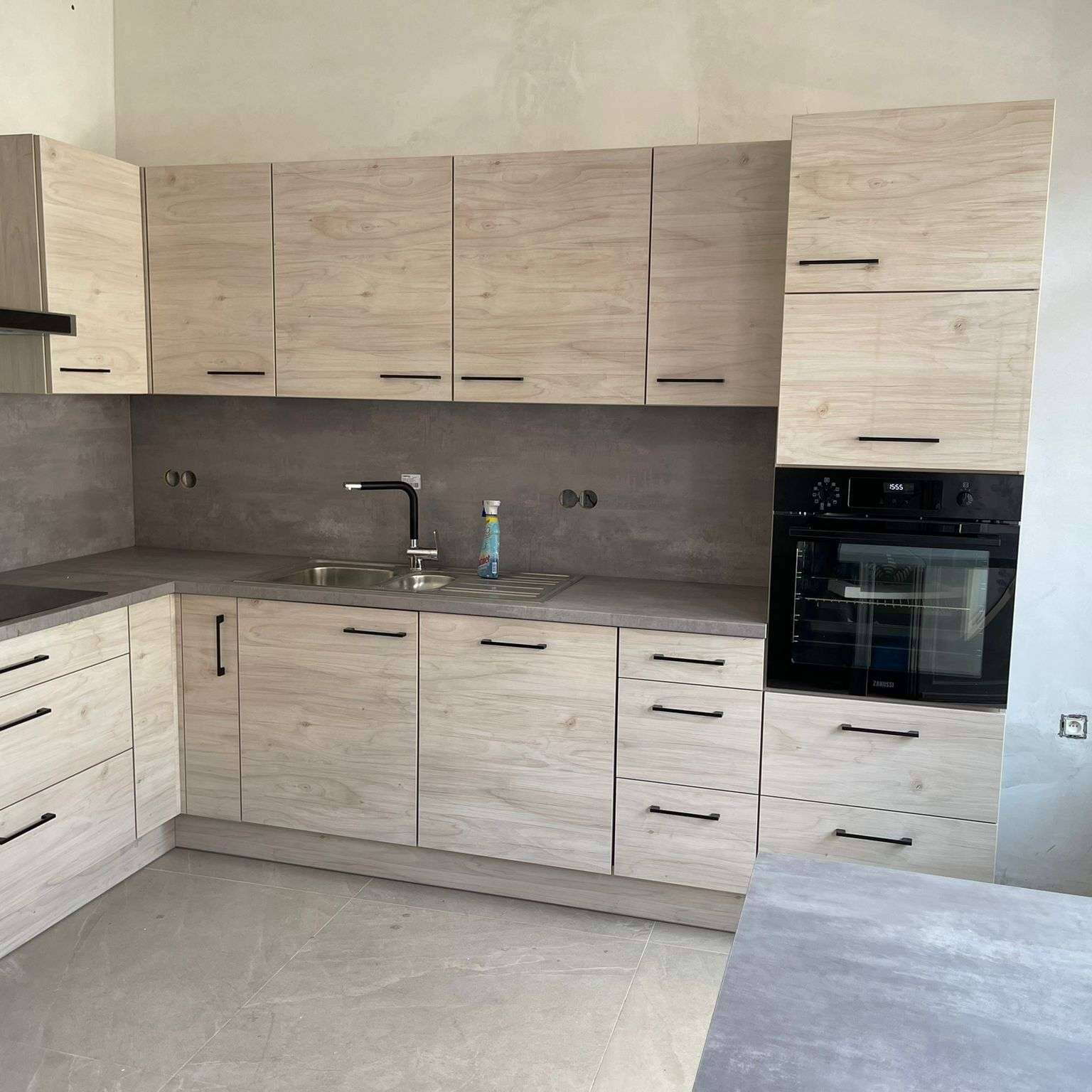 Houten keuken met zwarte details