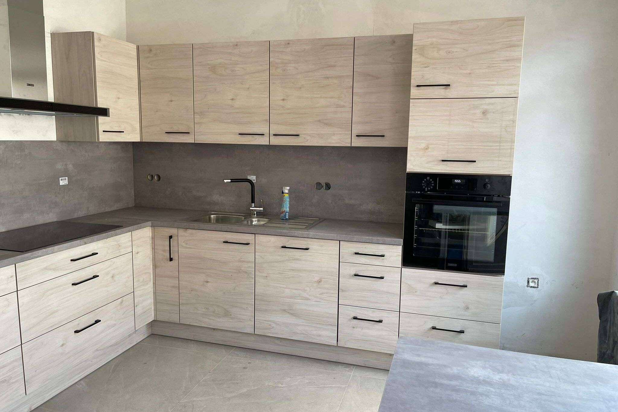Houten keuken met zwarte details