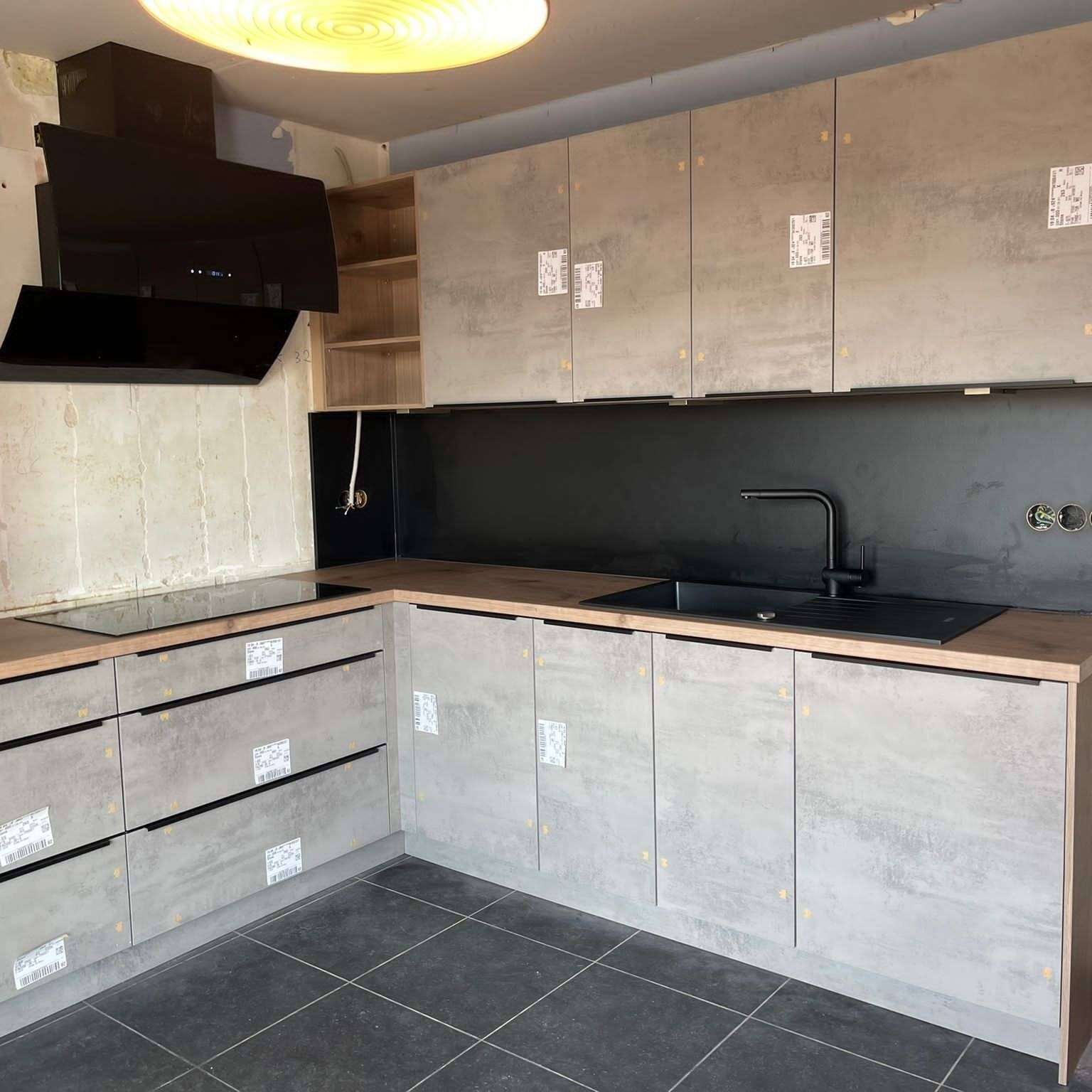 Betonlook keuken met zwart