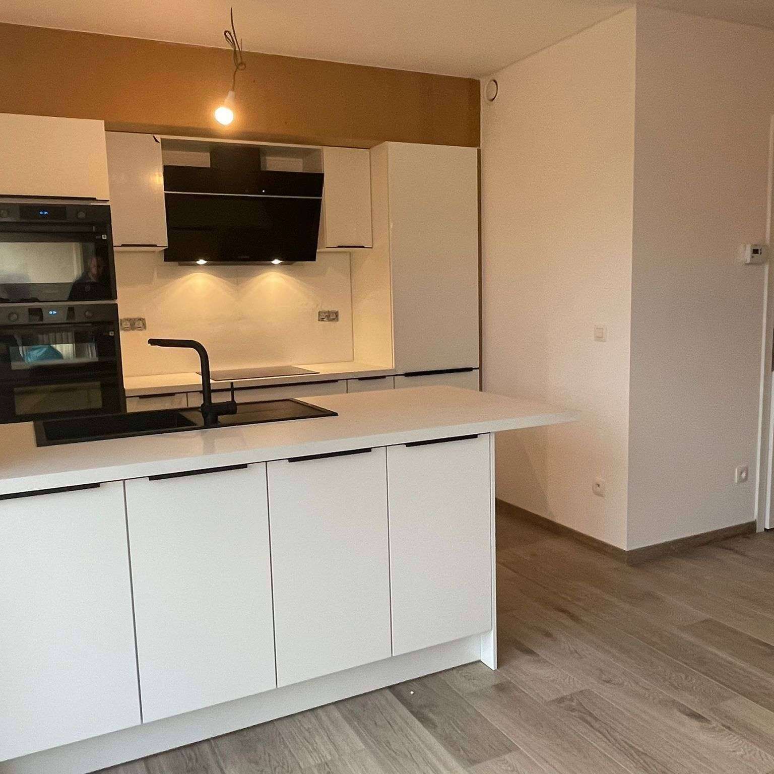 Witte keukeneiland met veel kasten