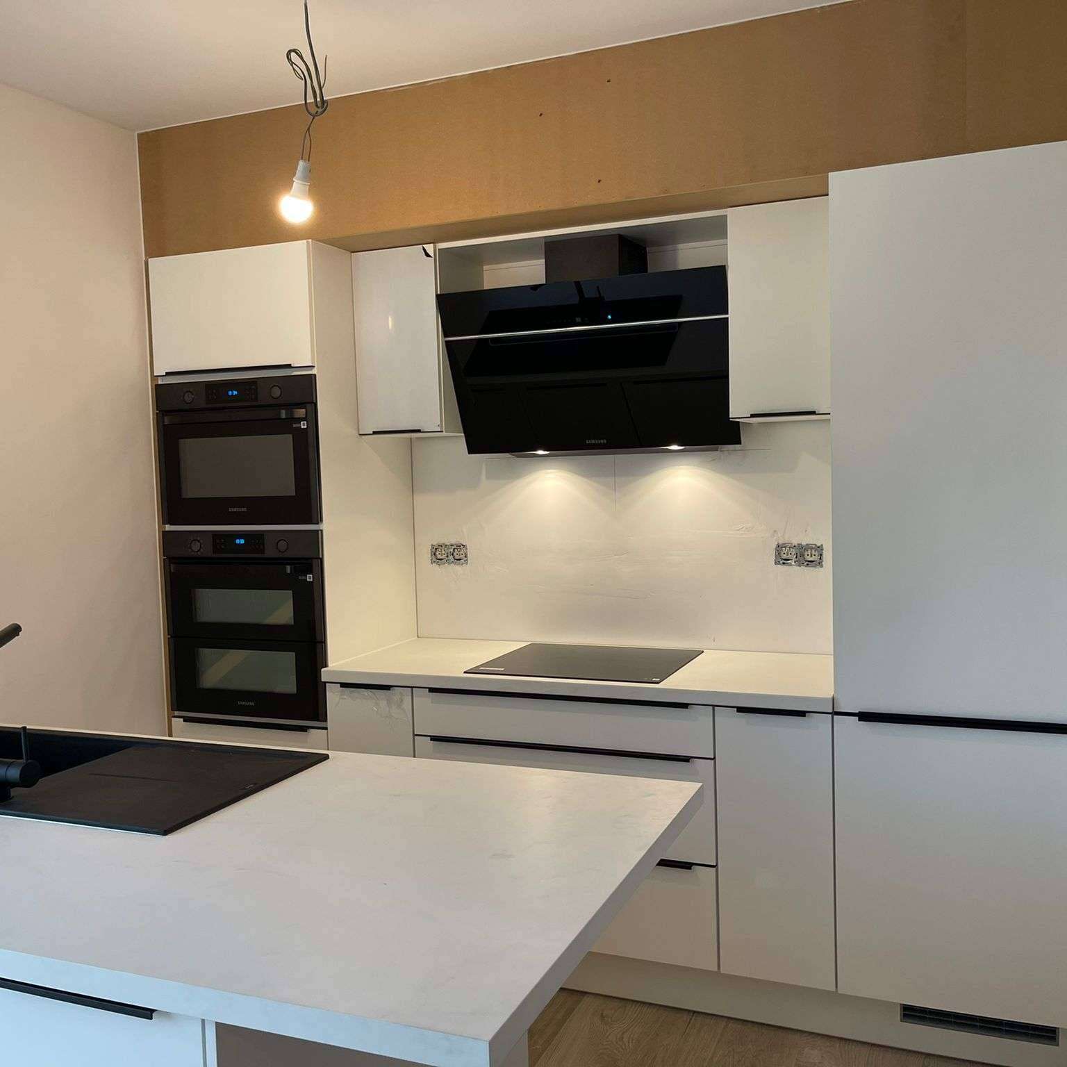 Witte keuken met klein eiland