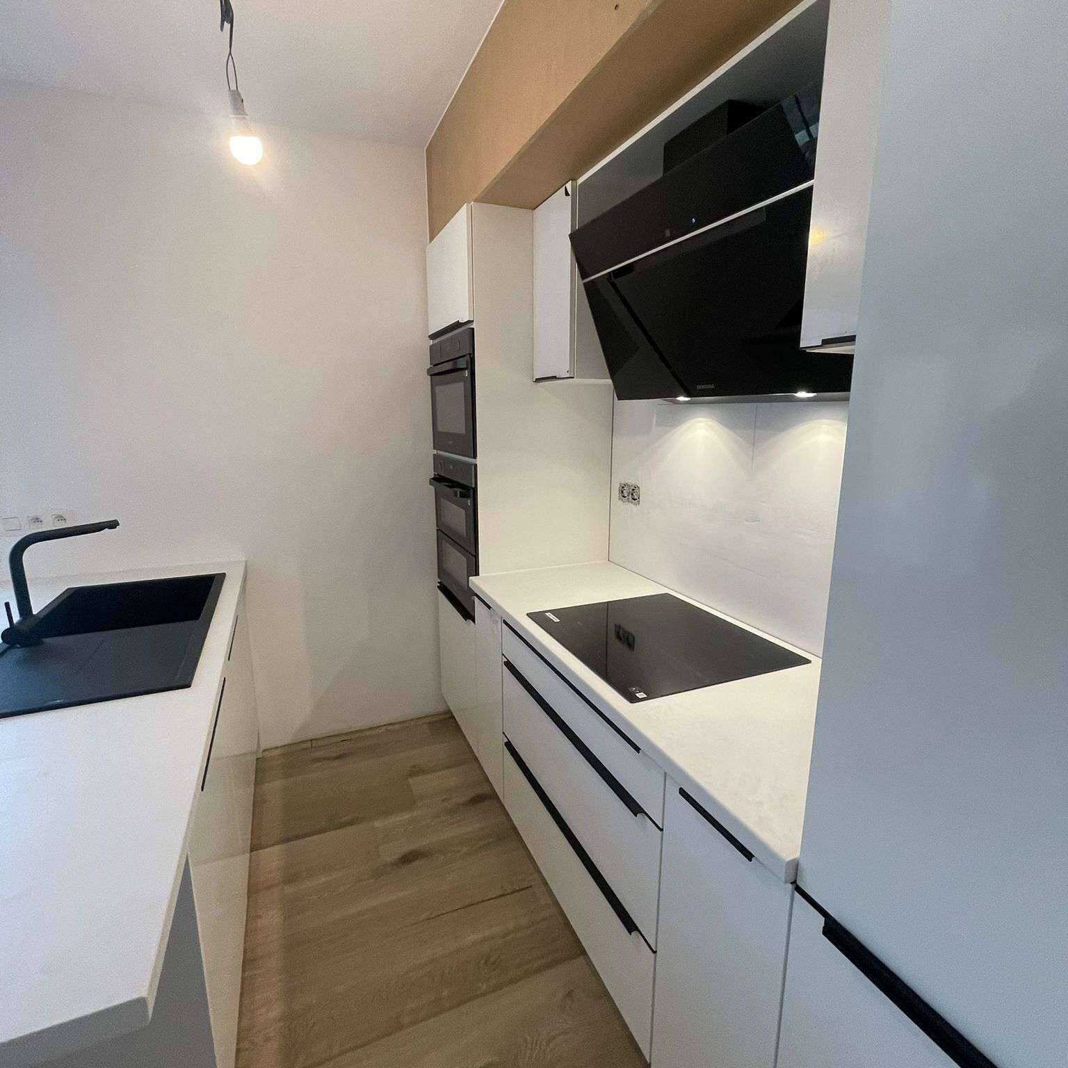 Witte keuken met zwarte strakke handvatten