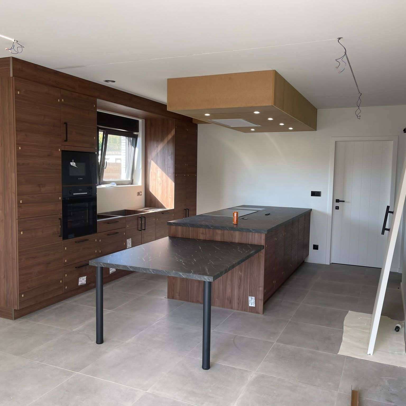 Houten keuken met zwart werkblad met marble look