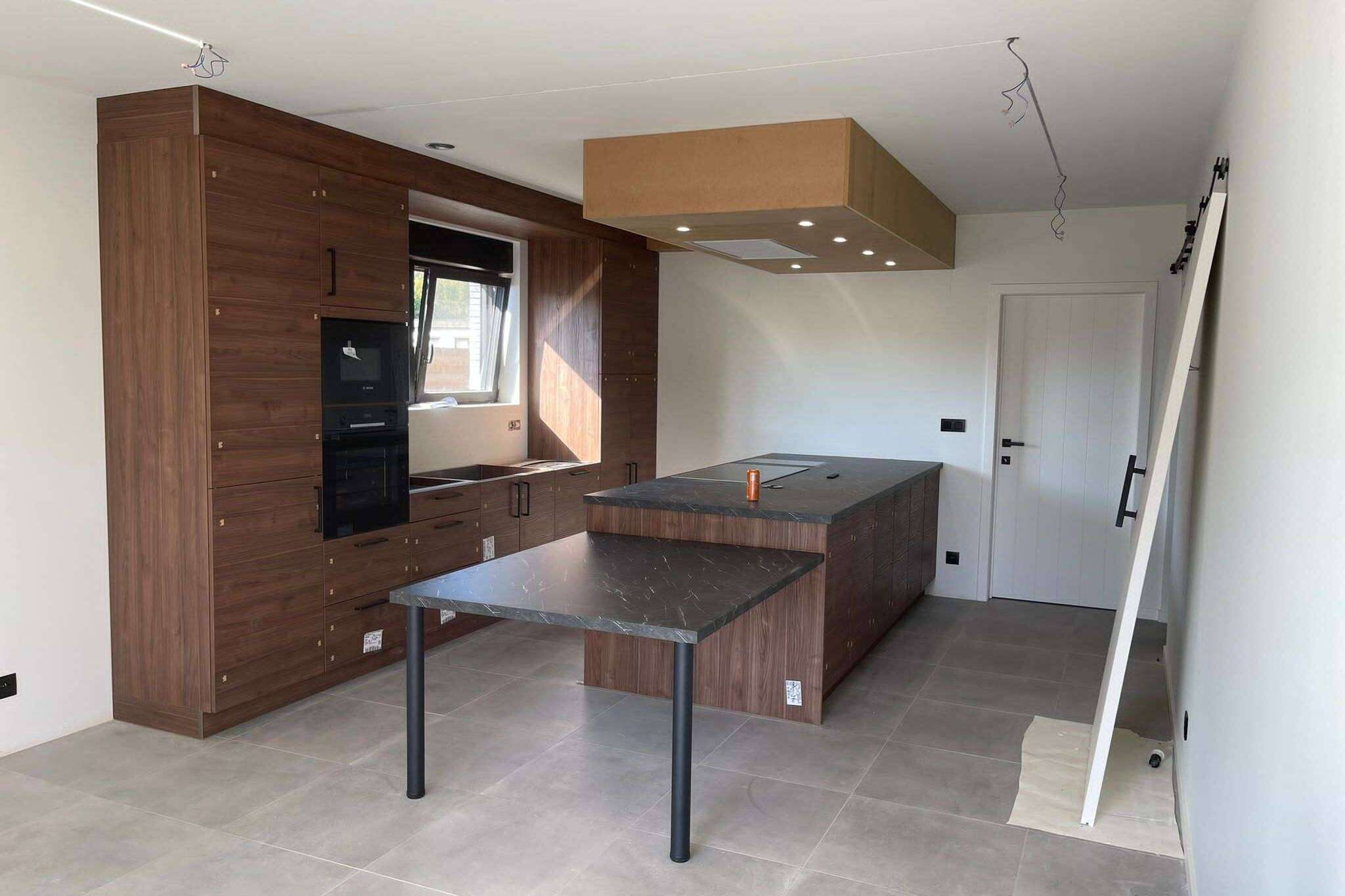 Houten keuken met zwart werkblad met marble look