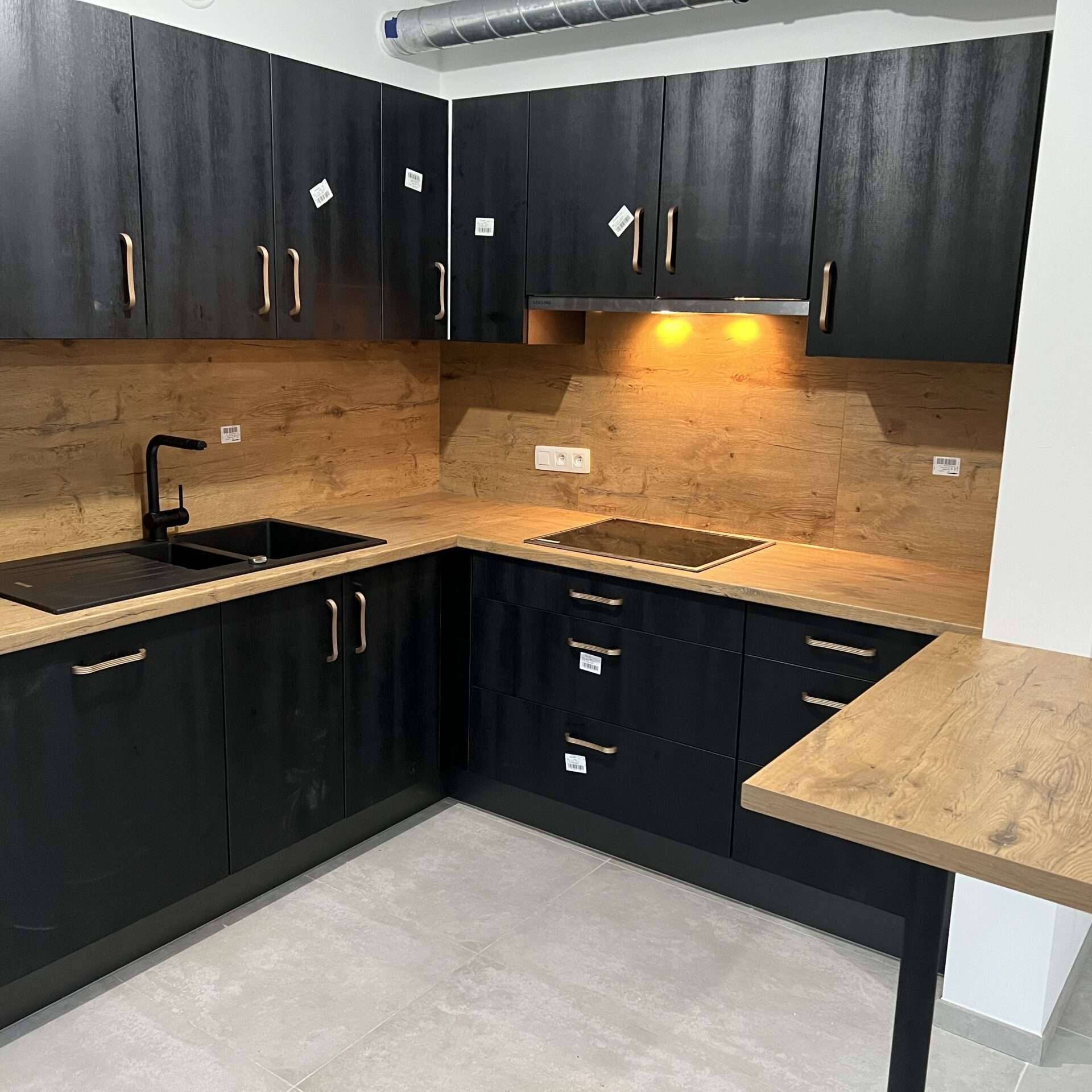 Zwarte keuken met hout en zwarte spoelbak