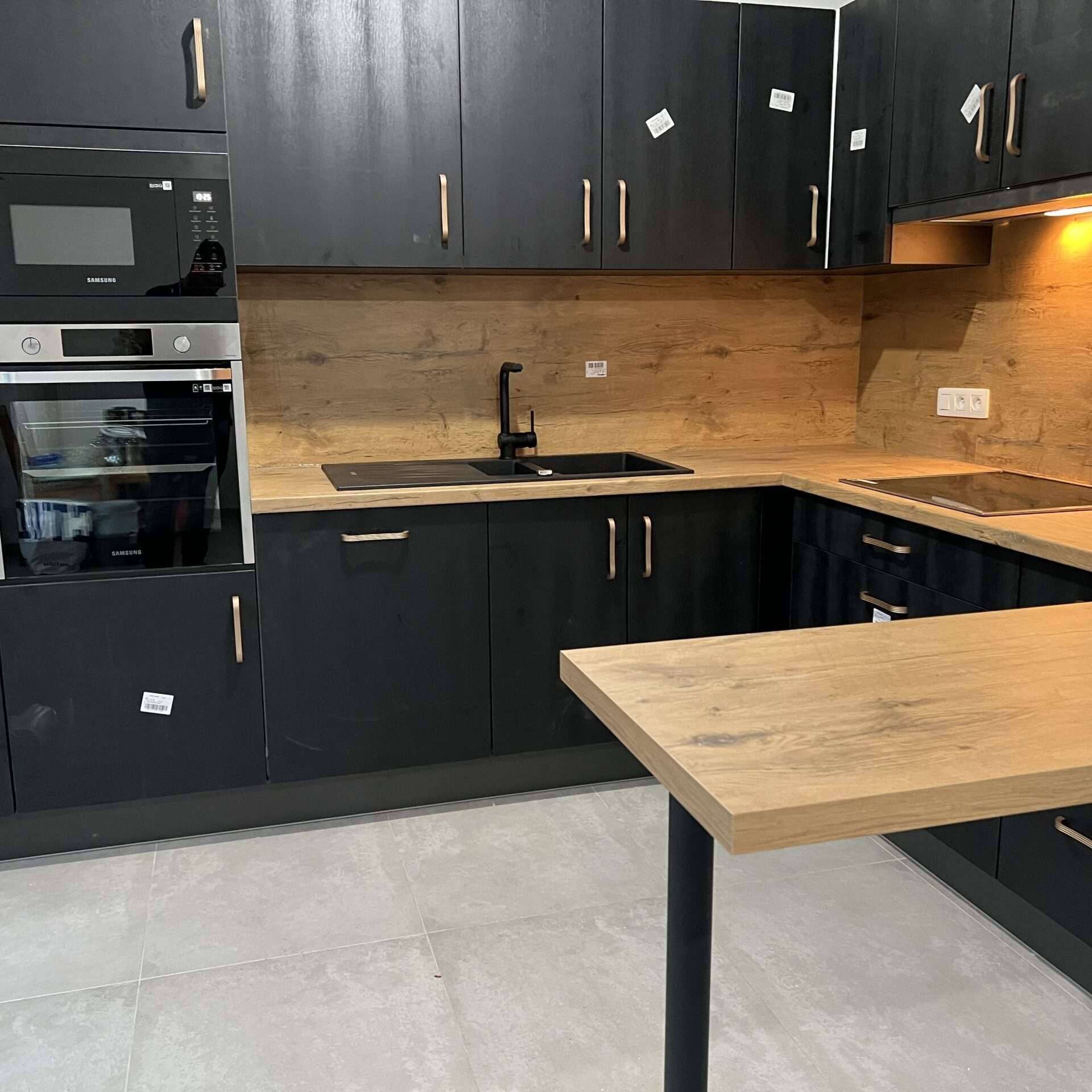 Zwarte keuken met houten werkblad