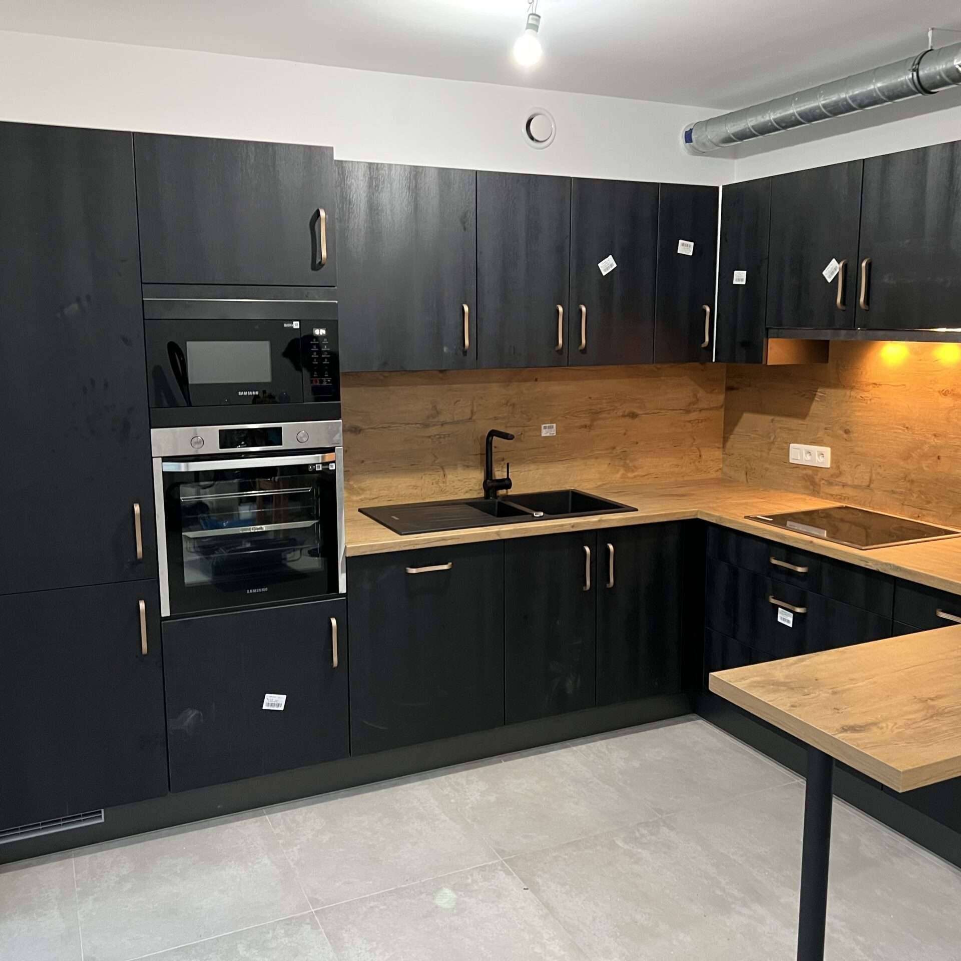 Zwarte L-keuken met kleine bar