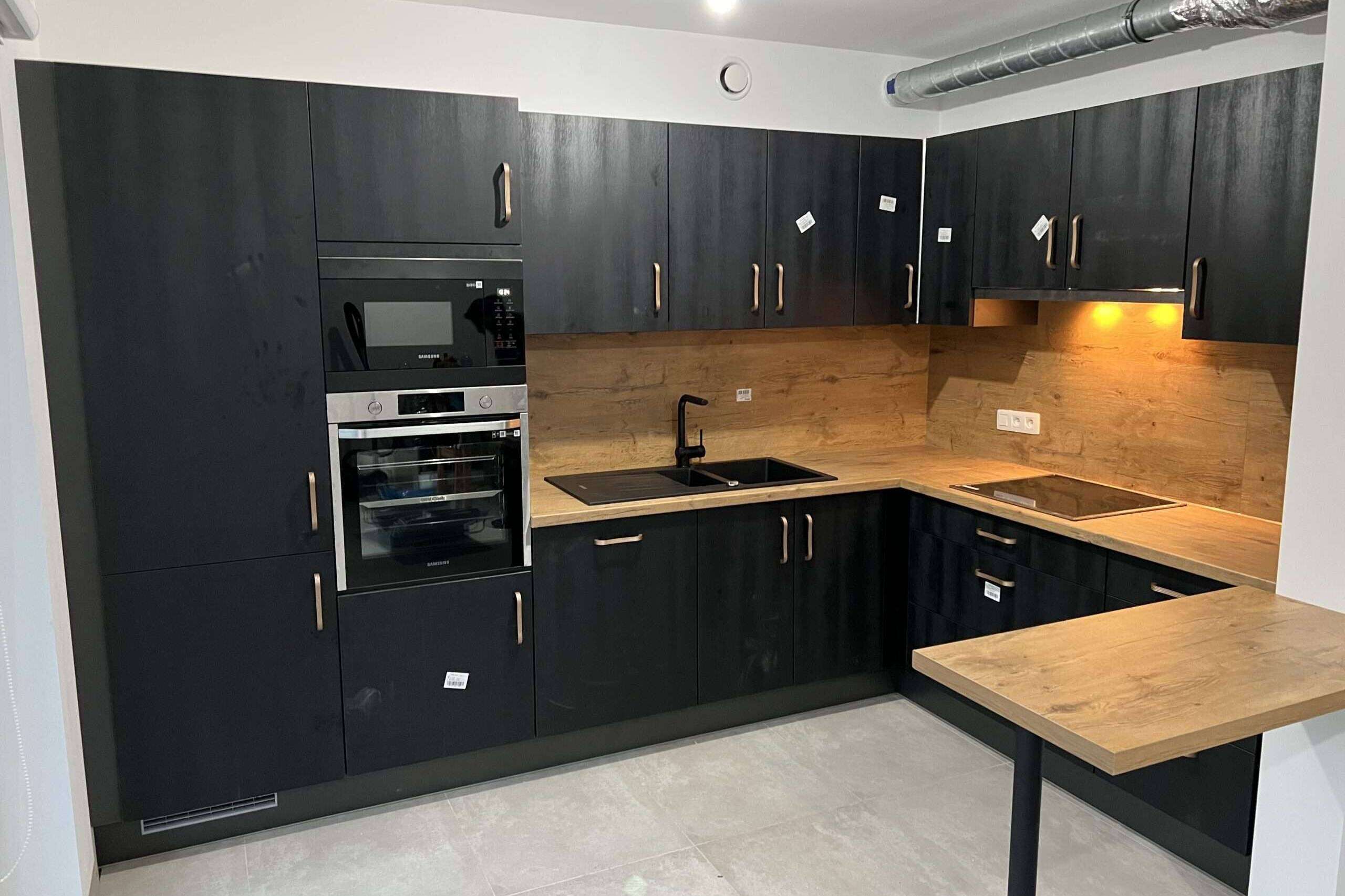 Zwarte L-keuken met kleine bar