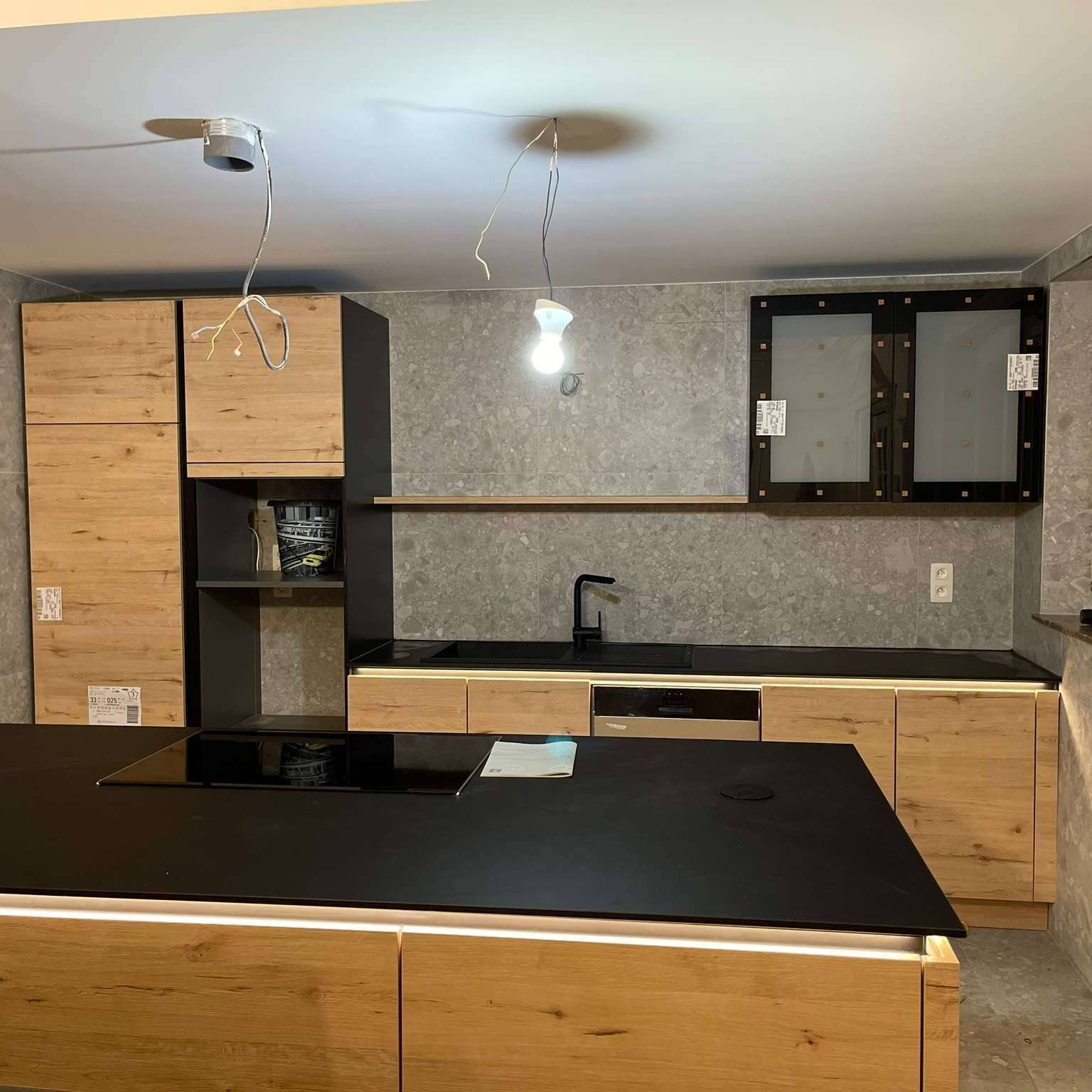 Houten keuken met zwart werkblad