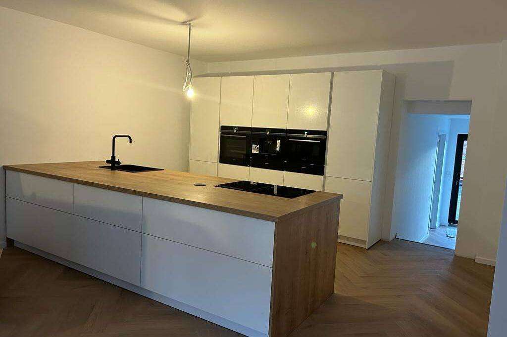 Grote keukeneiland met kolomkasten