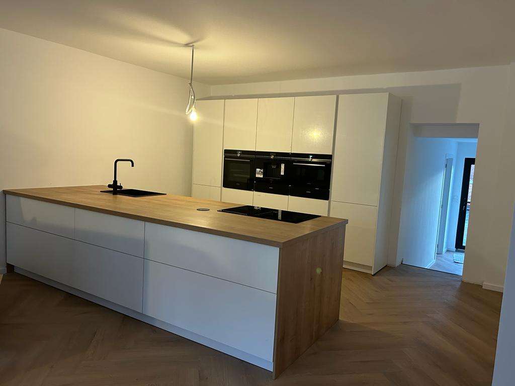 Grote keukeneiland met kolomkasten