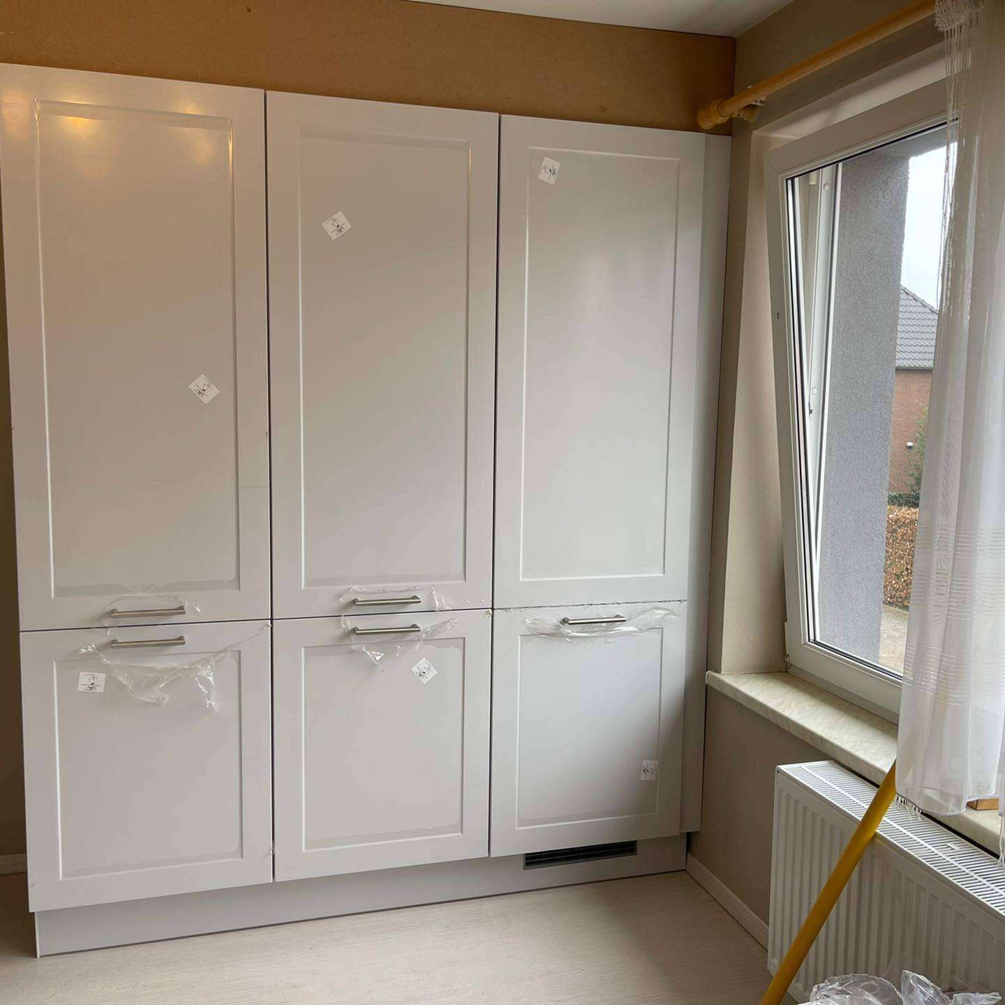 Witte kolomkast met handvatten