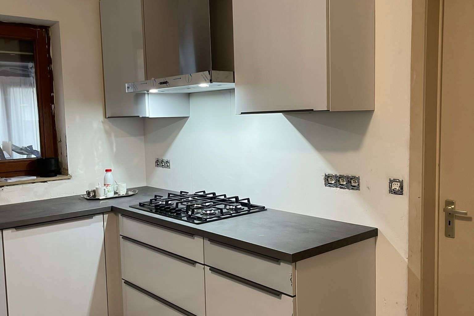 Witte keuken met strakke handvatten