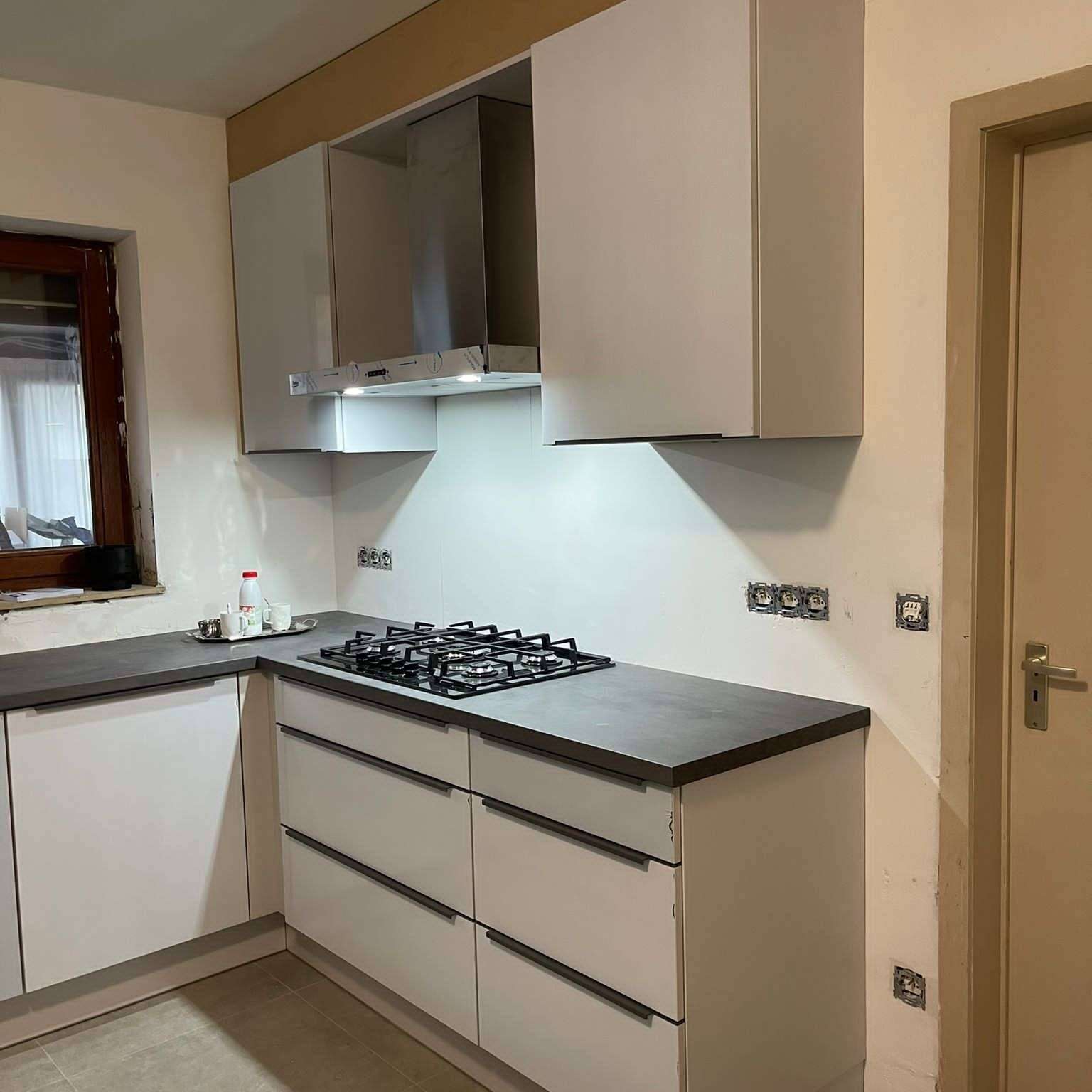 Witte keuken met strakke handvatten