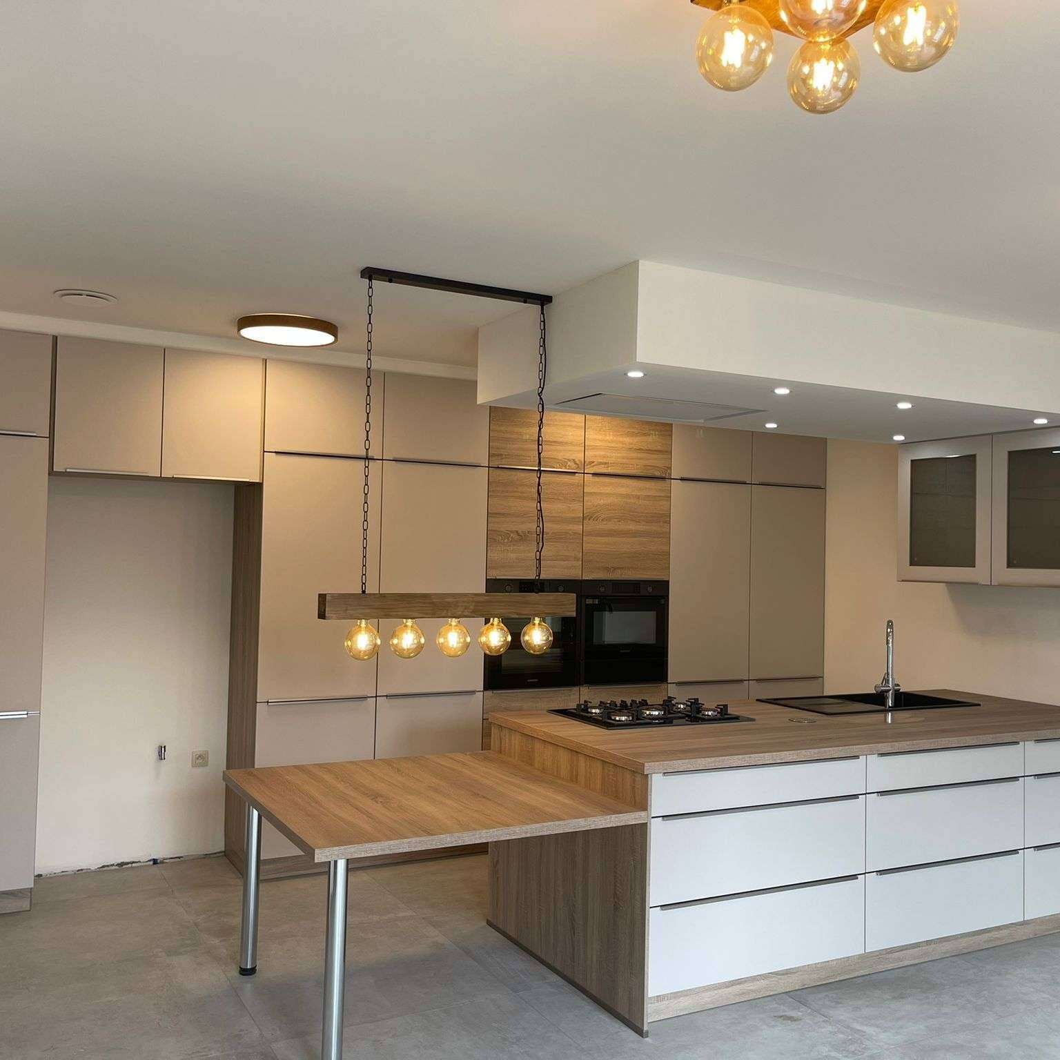 Beige keuken met hout en houten eettafel