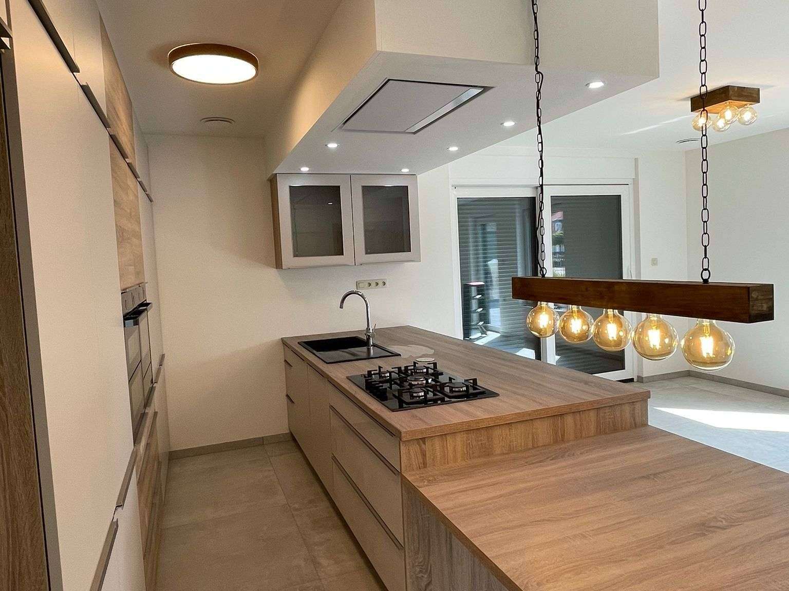 Beige keuken met houten keukeneiland