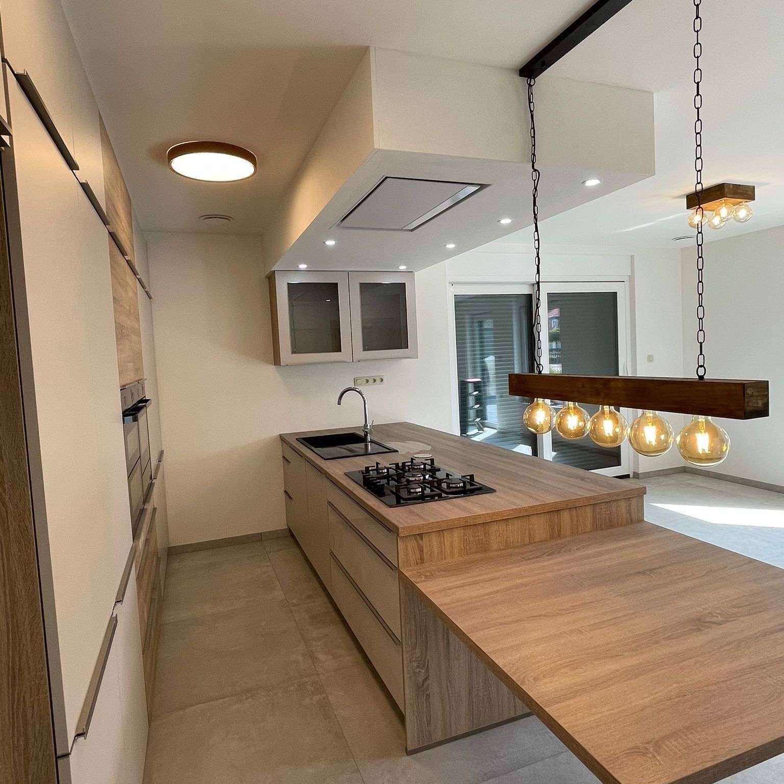 Beige keuken met houten keukeneiland