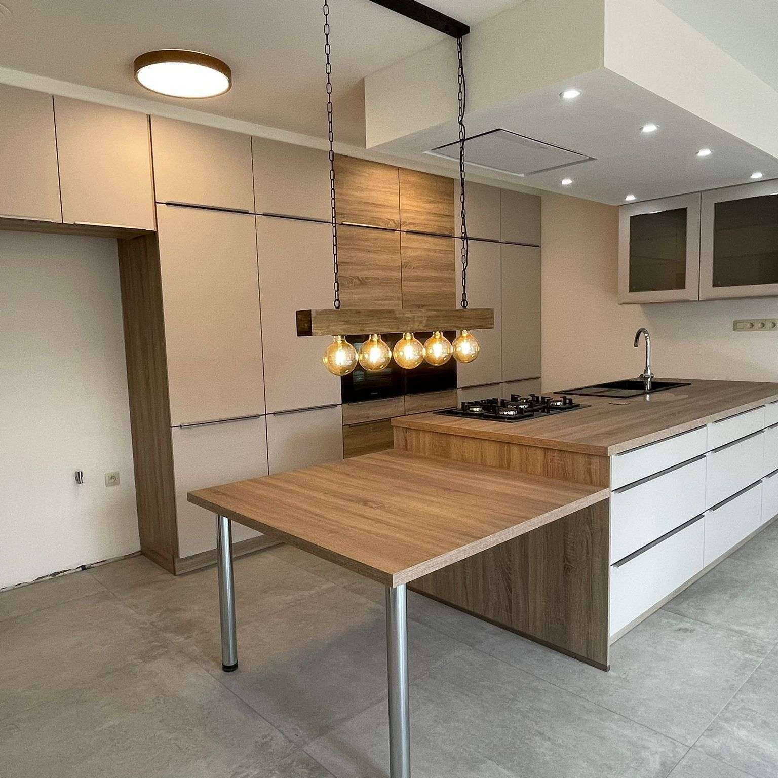 Grote beige keuken met hout