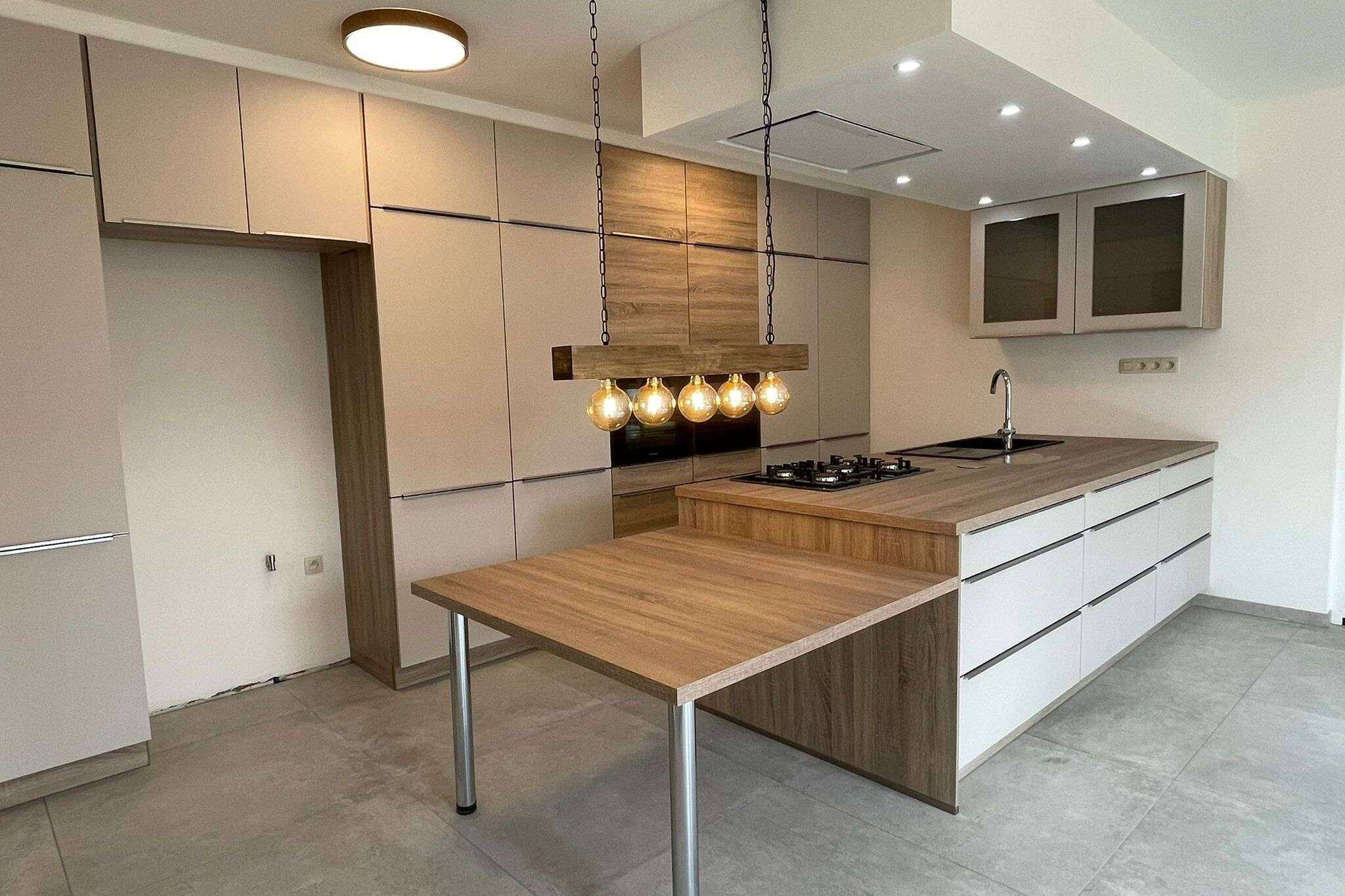 Grote beige keuken met hout