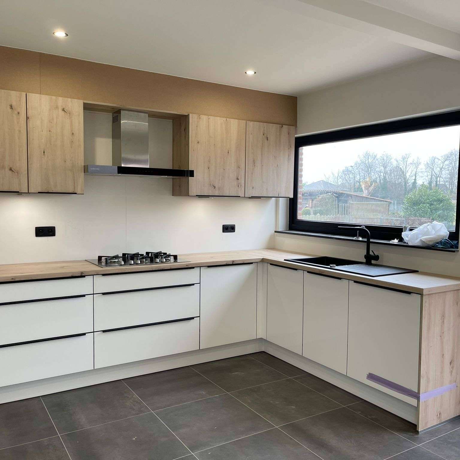 Witte moderne keuken met houten werkblad