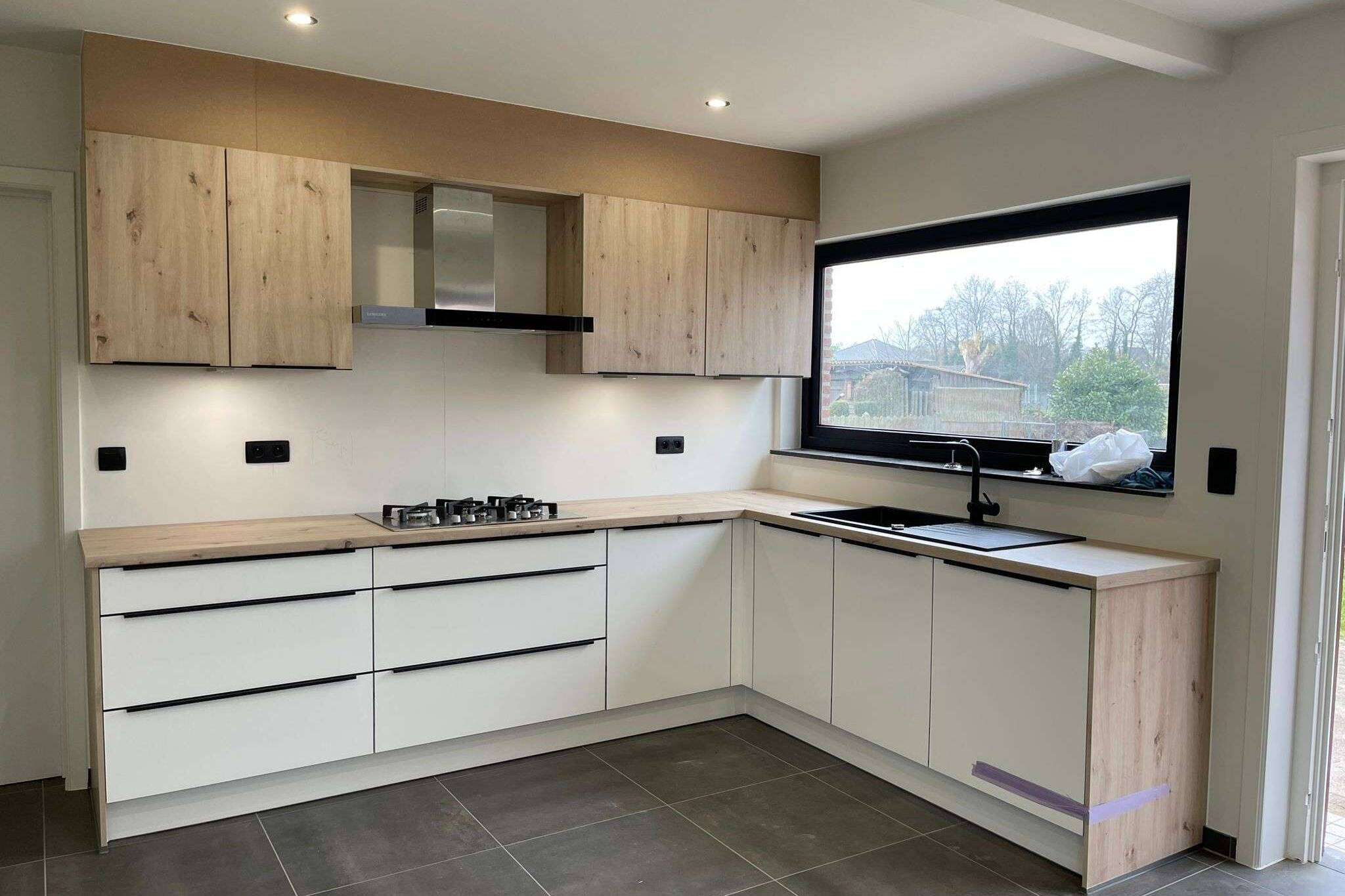 Witte moderne keuken met houten werkblad