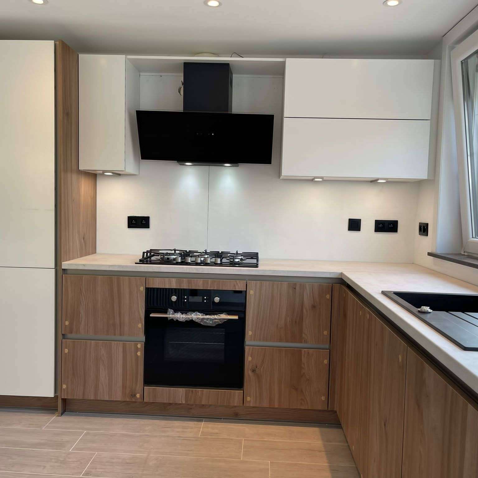 Houten keuken met witte afwerking