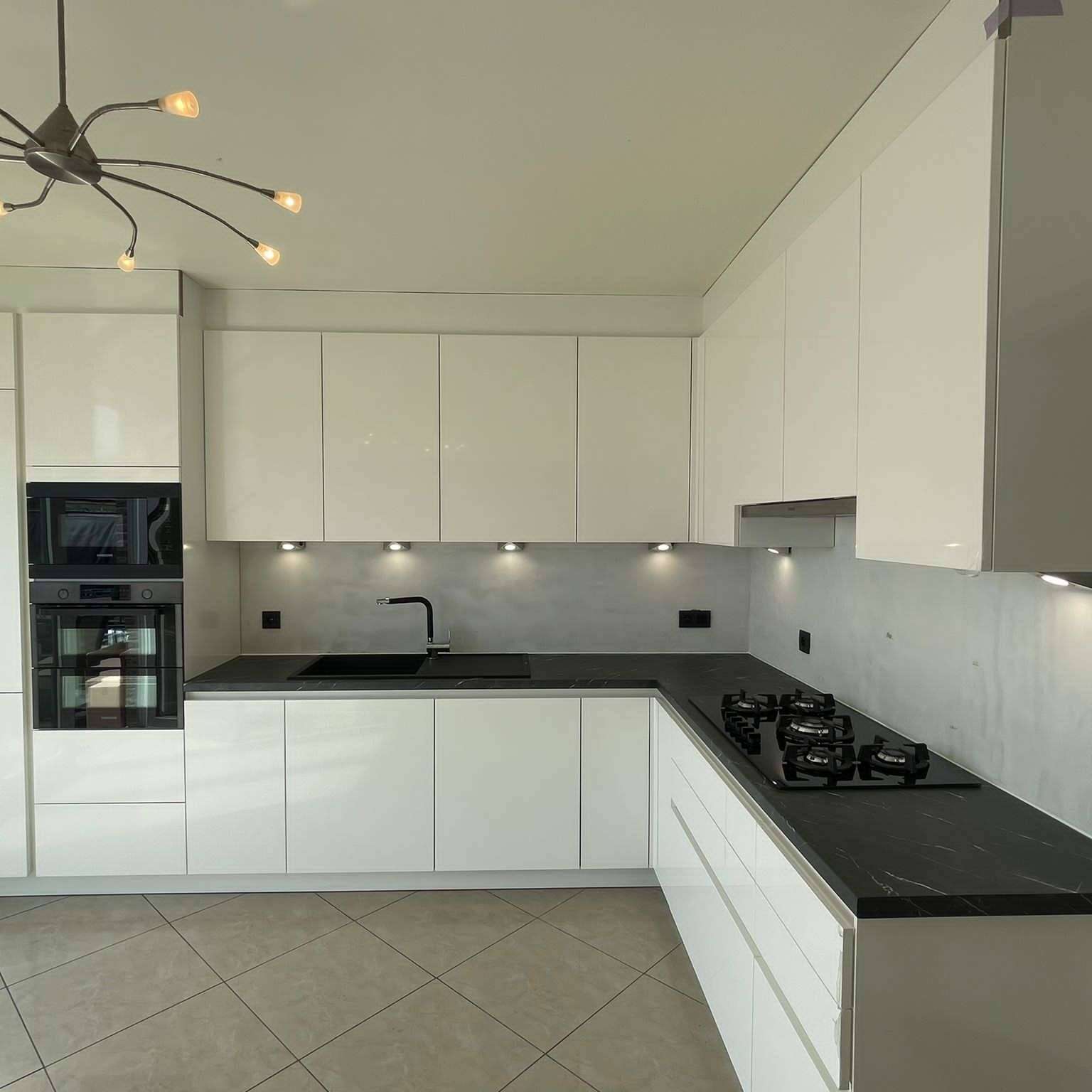 L-keuken met subtiele marmerlook