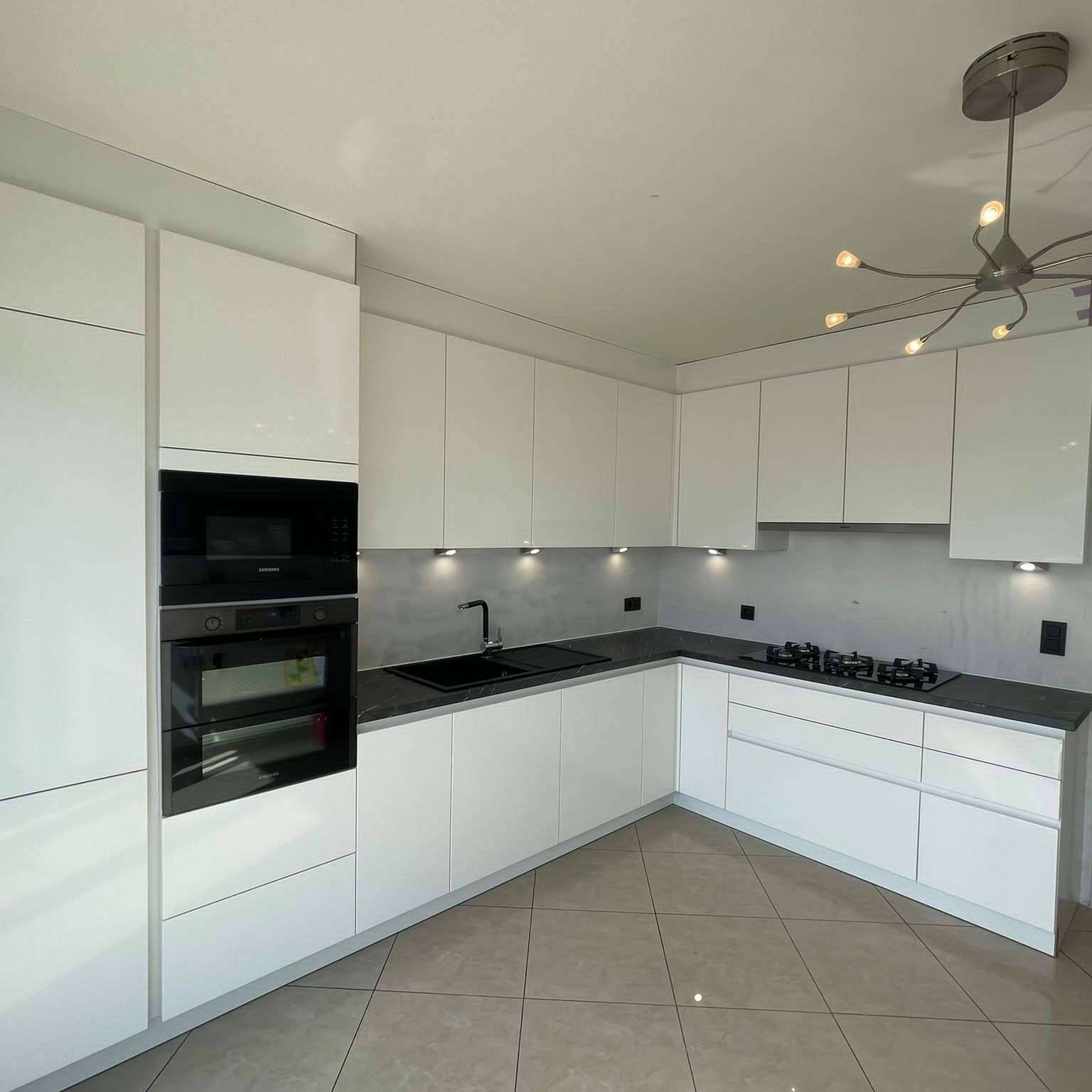 Witte keuken met kolomkast