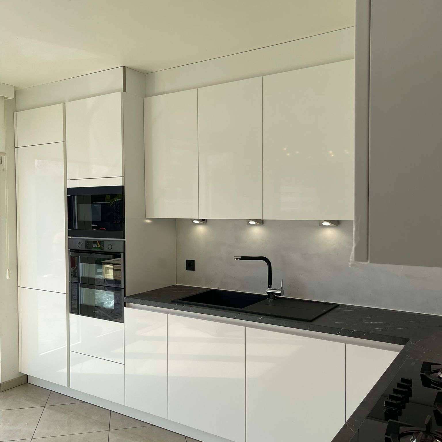 Strakke witte zwarte keuken