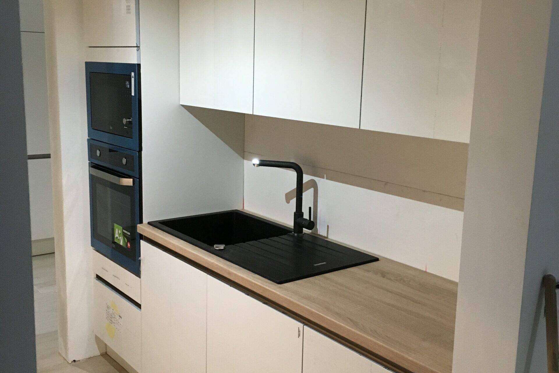 Kleine nette keuken met zwart en hout
