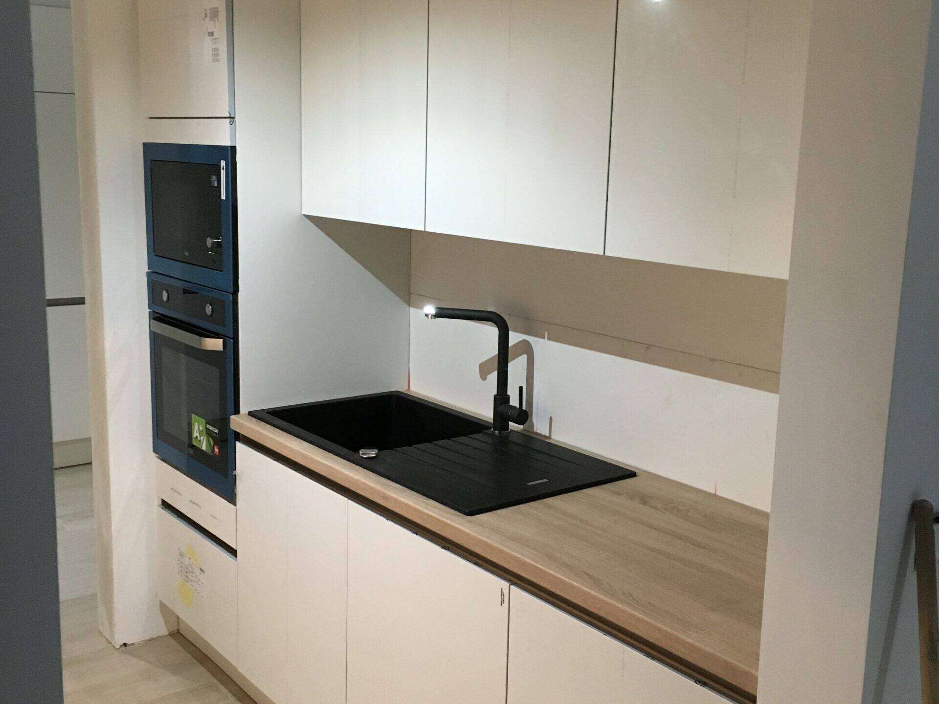 Kleine nette keuken met zwart en hout