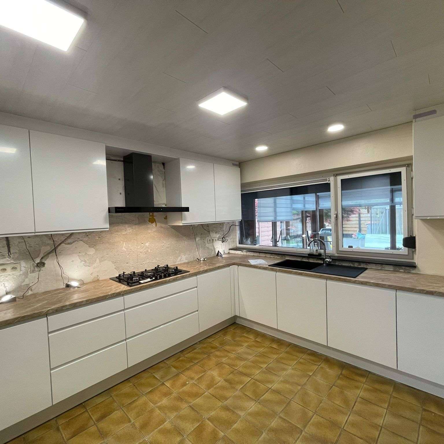 Greeploze keuken met beige werkblad