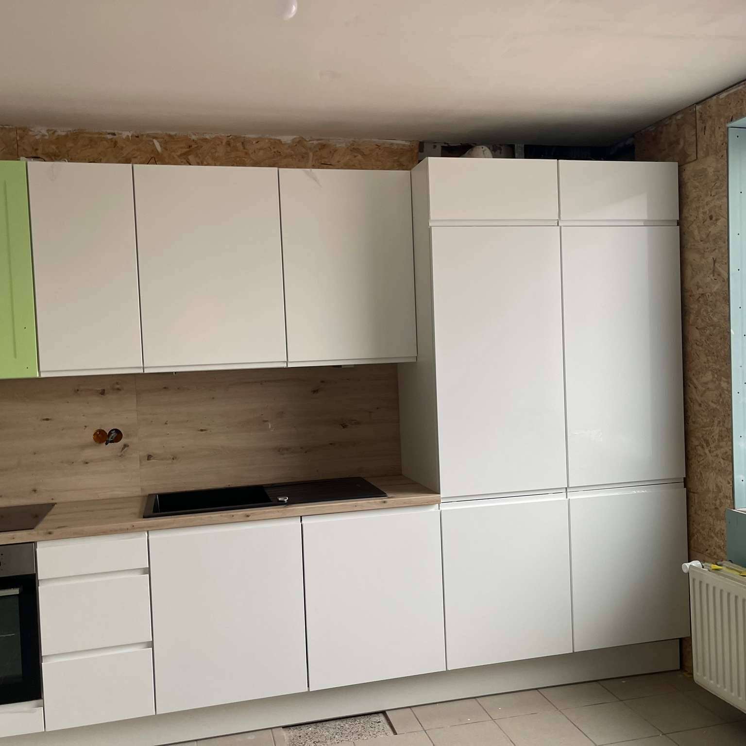 Witte hoogglans keuken met houten werkblad