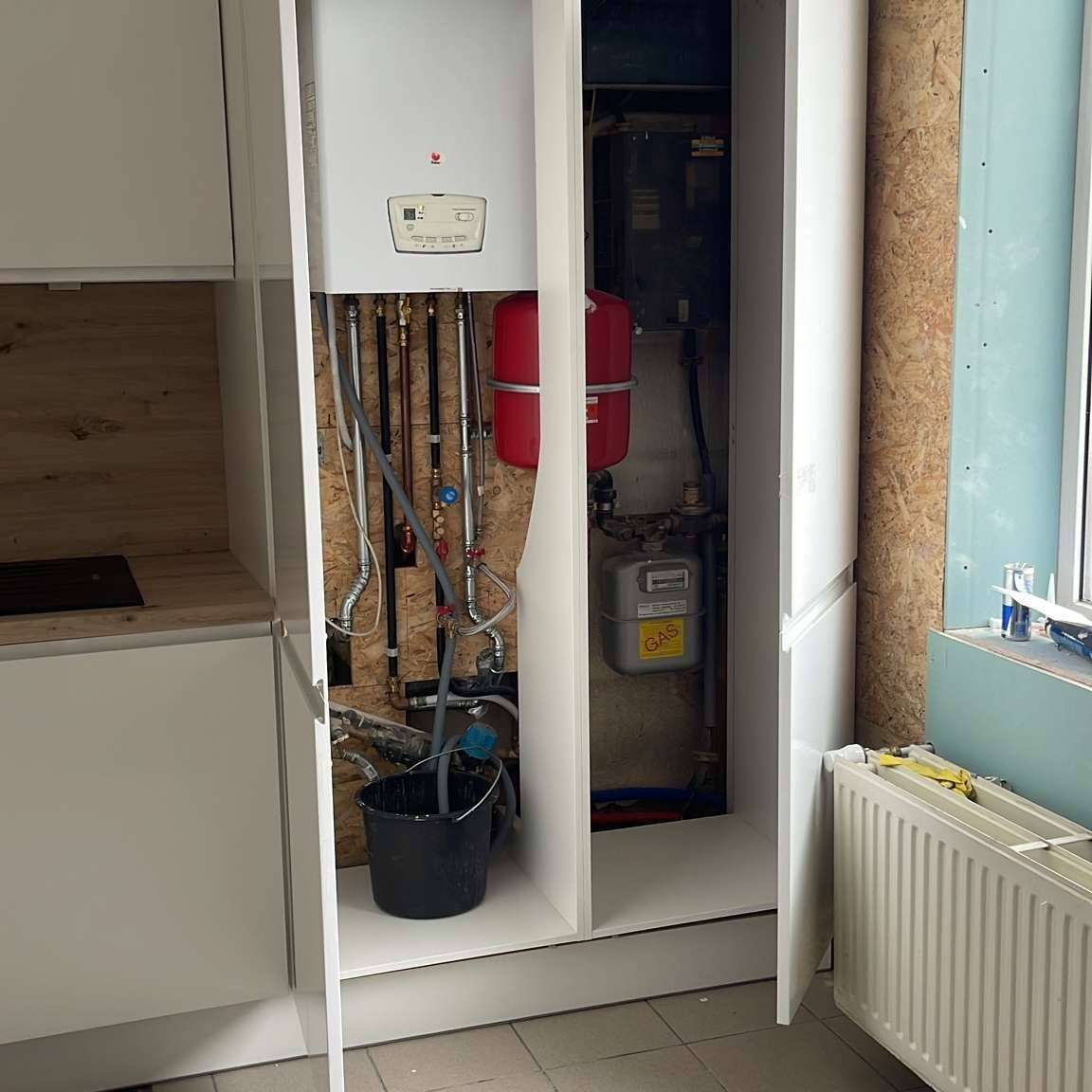 Kolomkast om boiler te verbergen