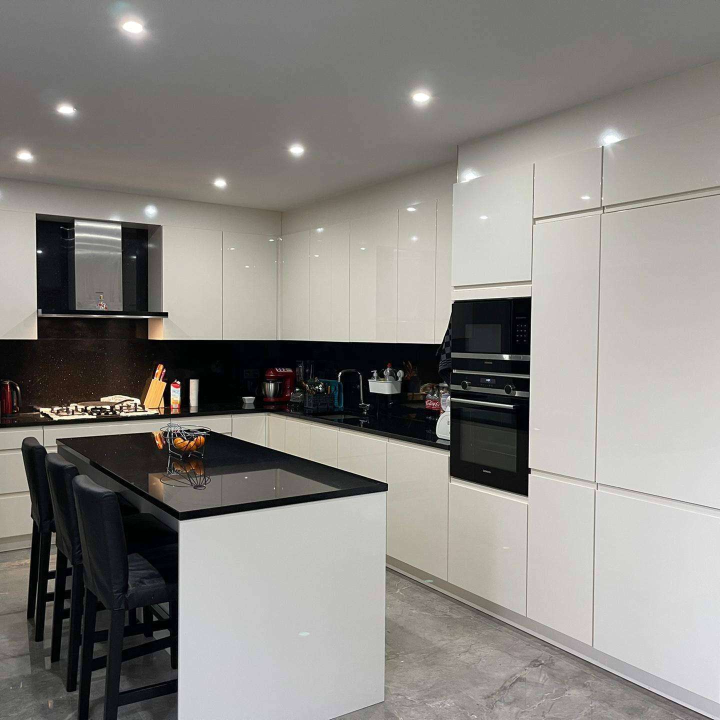 Witte keuken met kolomkast