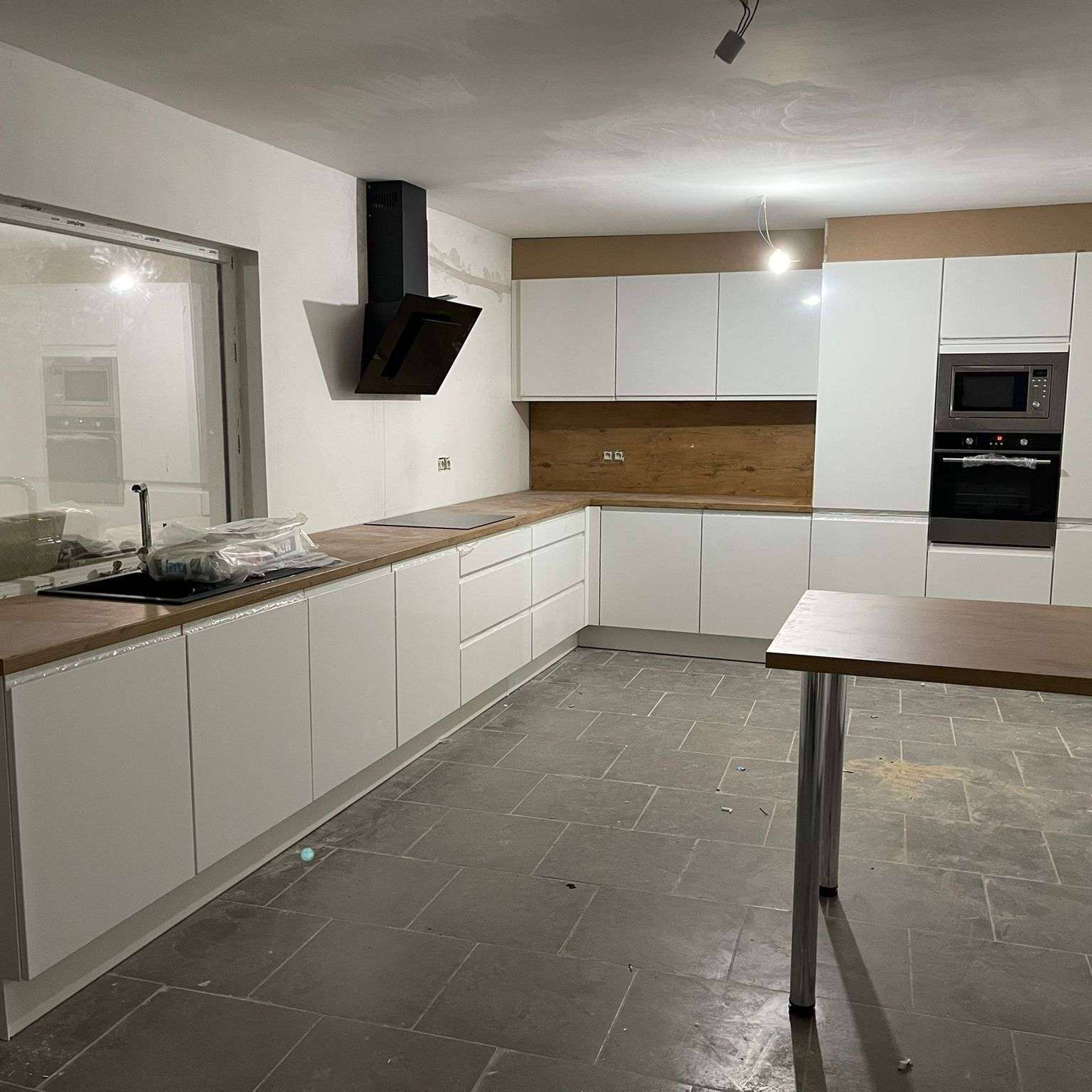 Grote L-keuken met kolomkast