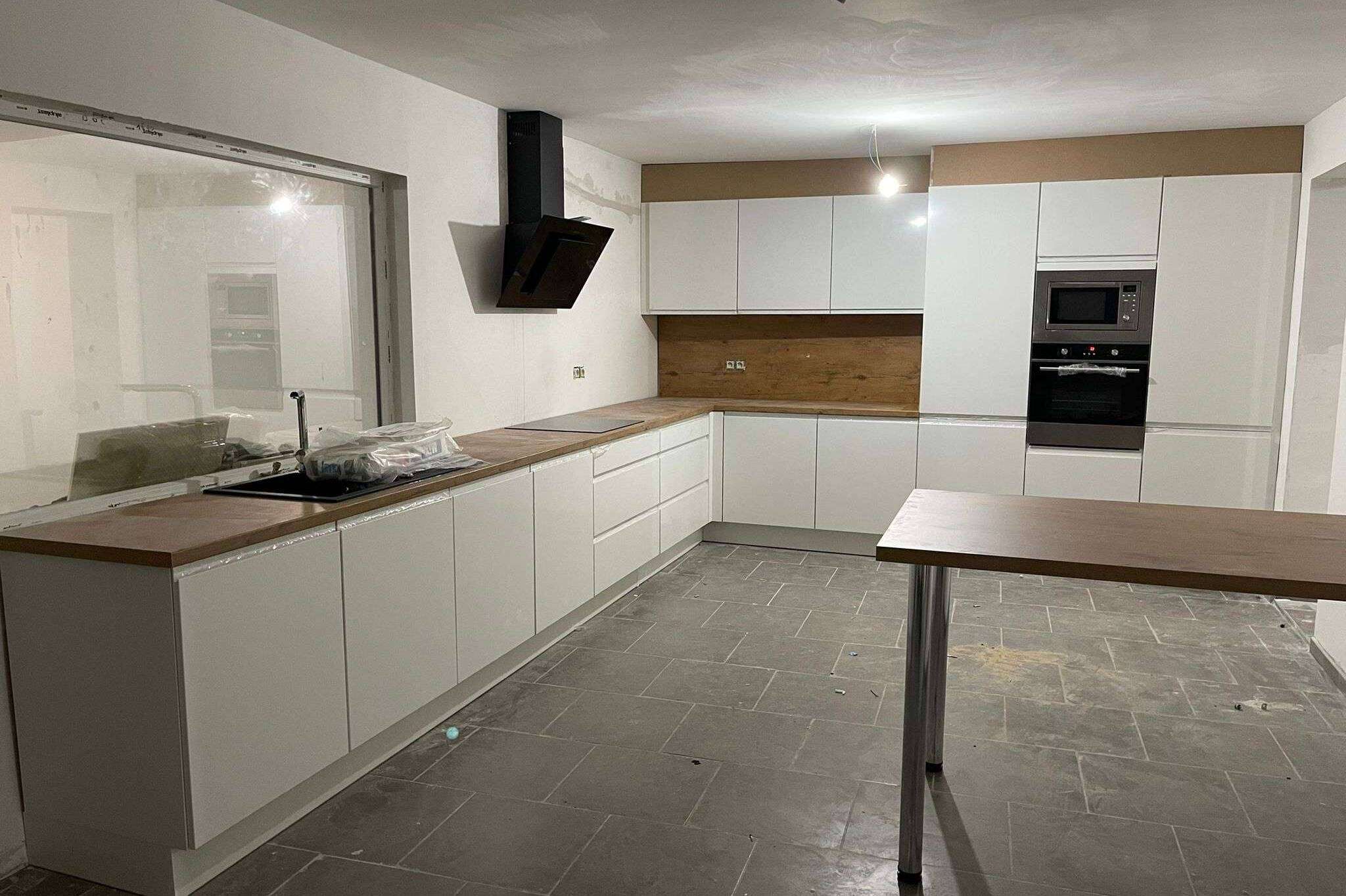 Grote L-keuken met kolomkast